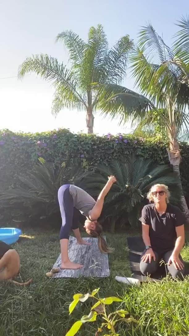 エイプリル・ロスのインスタグラム：「I hope this quick 30 min easy flow with @chelslowe helps you re-center and de-stress so that you can go forth and be your best self!🤗❤️」