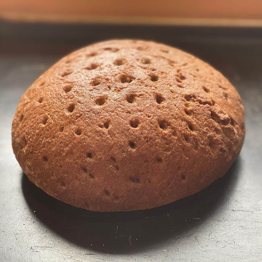 魔女菅原さんのインスタグラム写真 - (魔女菅原Instagram)「#90%のライ麦パン #ライ麦パン #濃いライ麦パンあります  ライ麦全粒粉を3段階につないだフルサワーで焼き上げています。 フルサワーの発酵力が強いので、イーストは使っていません。  二枚目三枚目がフルサワー完成の状態です😉。 #盛岡　#盛岡パン　#盛岡パン屋　#盛岡ライ麦パン　#自家製天然酵母のパン屋さんカンパーニュ #魔女菅原」6月12日 10時13分 - hatsuyosugawara