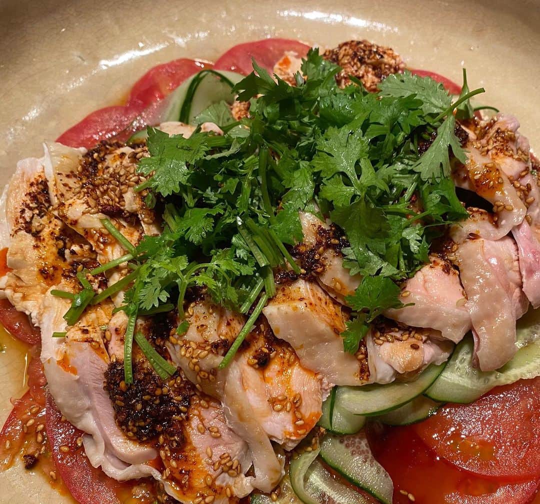 栗原友さんのインスタグラム写真 - (栗原友Instagram)「四川料理に挑戦。 水煮魚を作ってみた！贅沢にアラを使ったら超絶美味しくできた！ そしてよだれ鷄。何が正解なのかわからないけど、ひとまず美味しくできたのでヨシとしよう。 #クリトモ飯  @nequittezpas_mamimu #happybirthday」6月12日 10時19分 - kuri__tomo