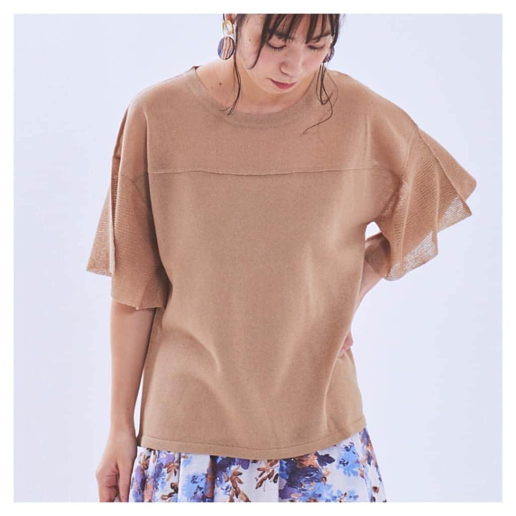 のインスタグラム：「. 【2020 summer collection】 . 柔らかな落ち感に トレンド感あるシアー素材の きれいめサマーニット🌿 . ▶︎tops リネンシアーフレアスリーブプルオーバー No.53579772 ベージュ/グリーン/オレンジ￥6,490- . . @uta_nao  #furryrate #ファーリーレート #furry #ファーリー #フレアスリーブ #サマーニット #シアー #knit #リネン」
