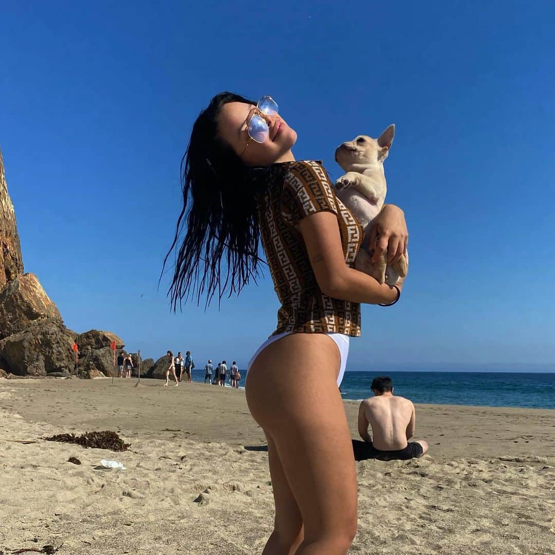 シエラ・ラミレスのインスタグラム：「i love @lennonlafrench as much as she loves barking at seagulls🤍」