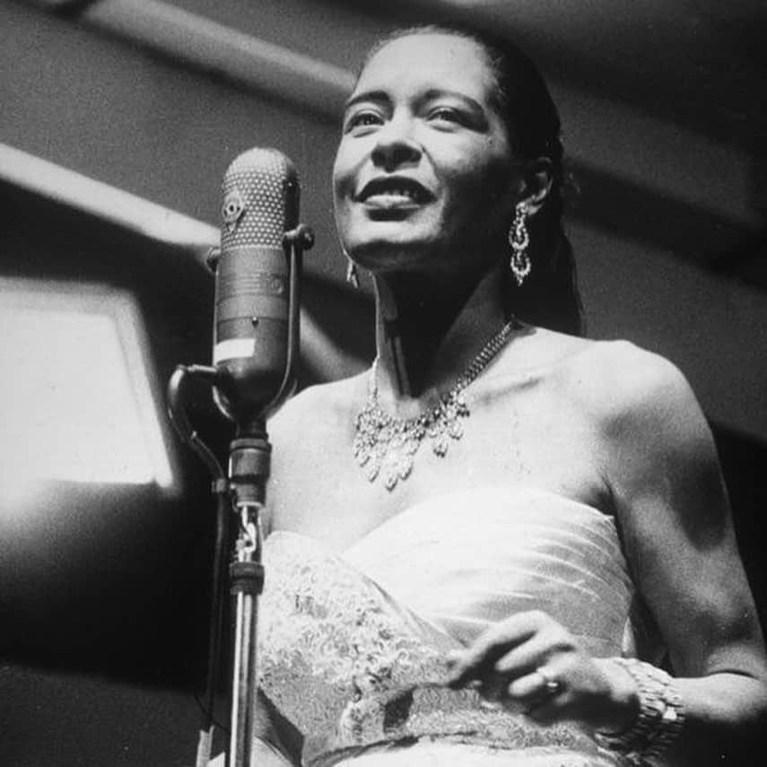 クリスティーナ・アギレラさんのインスタグラム写真 - (クリスティーナ・アギレラInstagram)「As an artist, I’ve been inspired by so many of the greats that came before me. Aretha Franklin, Etta James, Ella Fitzgerald, Otis Redding, Stevie Wonder, Billie Holiday, the list goes on. The list is in these lyrics, #BackInTheDay. I discovered these artists as a child when my grandmother and mother used to take me into the city of Pittsburgh where we’d spend hours sifting through old vinyl records - this is where my love and appreciation for music truly began. It was an education and an inspiration that I would continue exploring - and eventually translate into an album of dedication I made with @djpremier, called #BackToBasics, paying homage & utmost respect to some of the greatest musicians and artists of all time. The voices that paved the way for mine. It’s so important I amplify these voices - these strong Black men and women artists are my forever inspiration. 🖤 #AmplifyBlackVoices」6月12日 10時31分 - xtina
