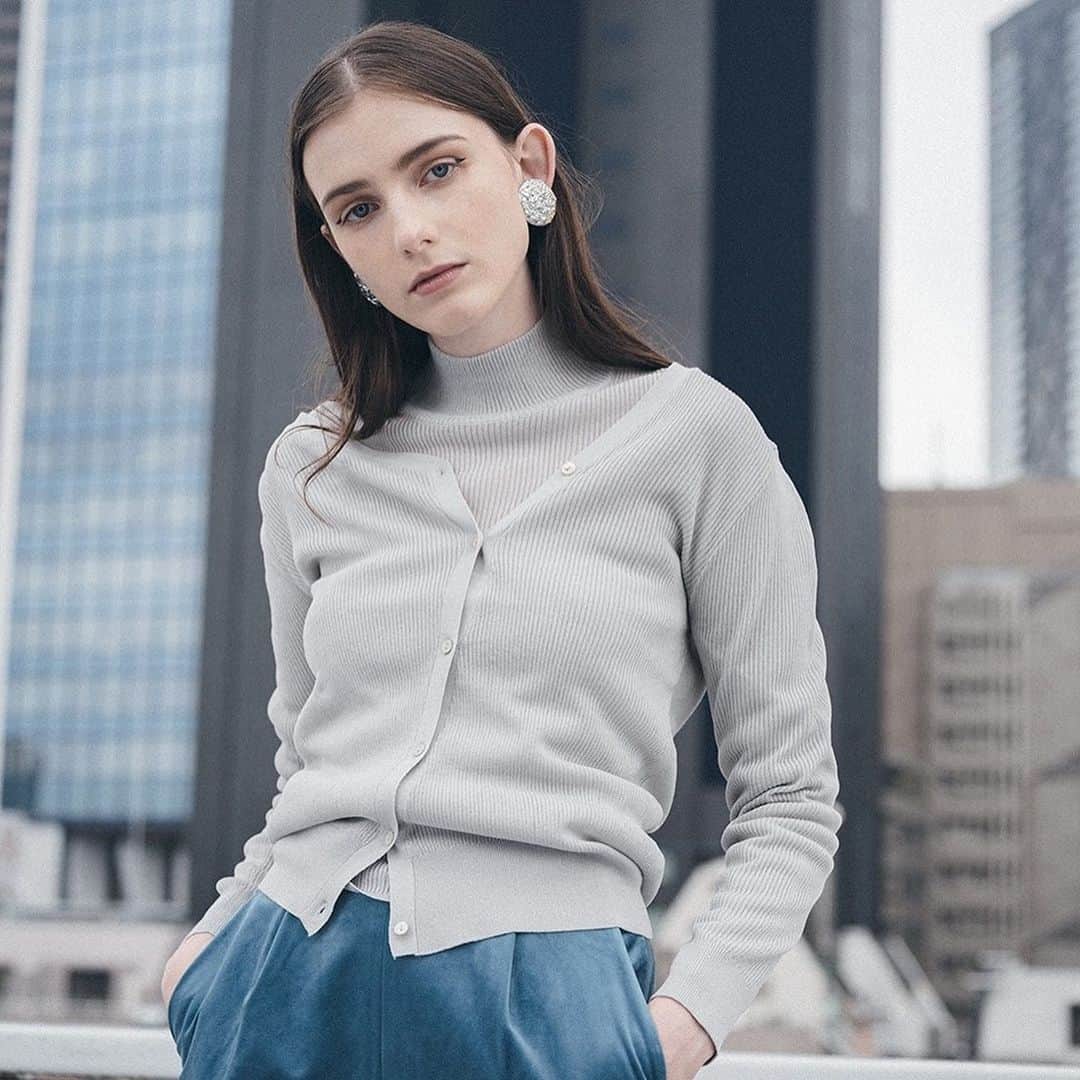高橋有紀のインスタグラム：「【初めてのお洋服コラボ🖤】 一つ目は透け素材のアンサンブル！ライトグレー、サーモンベージュ、ブラックの3色展開（※今別の色も制作中です） 一枚でも着れて、袖なしのワンピースと重ねて着たり、冬場はニットを重ねても可愛いです！ カーディガンは肩を落として着崩しても可愛い作りになっています✨✨ 全部閉じると斜めにボタンが付いています！ 程よい透け感とゆるっと着れるカーディガンで着痩せできてすごく気に入っています🤍🤍🤍🤍 わたしは全色ほしい、、、 残り一色また追加でお知らせします！ 受注予約スタートしてます！ 受注は29日まで、発売は8月になります✨✨ 23日、24 日展示会予定で（換気、消毒、マスク等感染対策してもらっています）わたしは24日12時から17時に展示会に立つ予定になります！関係者の方（まだ全然ご連絡していません🙇‍♀️）もし来たい方はお気軽にご連絡ください！  そして、商品のサンプル今Lysaにあるのでお客様で気になる方はサロンで見れるので見たい方は教えてください☺️ #jemma_yuki #osakana_yuki」
