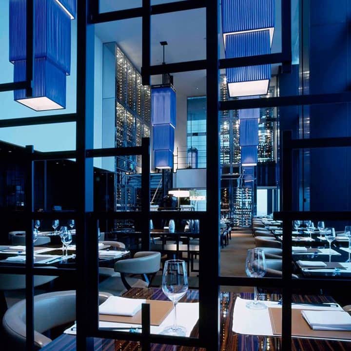 Conrad Tokyoのインスタグラム：「スタイリッシュなインテリアや、ブルーで統一された洗練された空間。 Discover the tranquility of China Blue.」