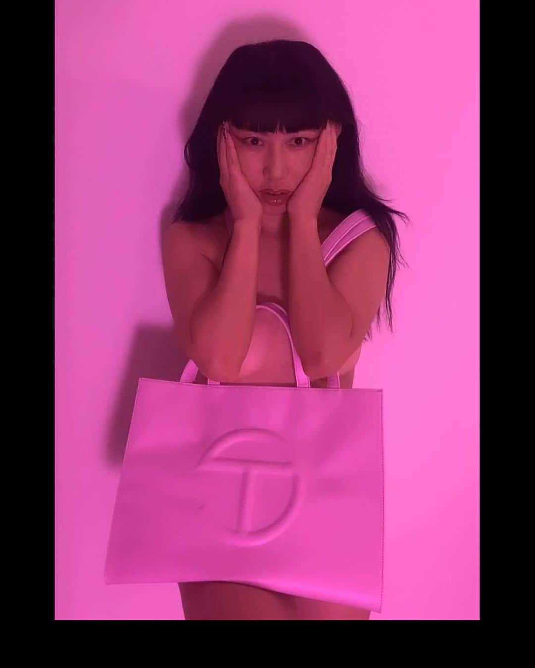 Mei Kawajiriさんのインスタグラム写真 - (Mei KawajiriInstagram)「@telfarglobal pink bag is my new fav 💕Which color did you get ?  #pink #mediumsize #nailsbymei」6月12日 10時40分 - nailsbymei