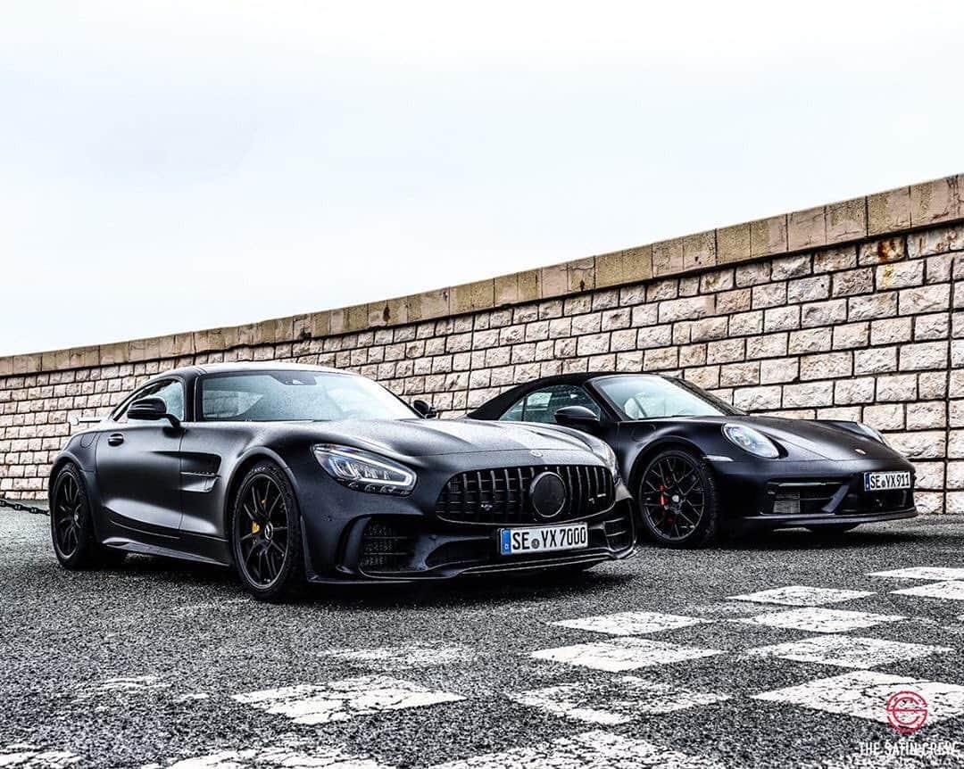 CarsWithoutLimitsさんのインスタグラム写真 - (CarsWithoutLimitsInstagram)「Left or right, what would you take? COMMENT BELOW 👣 Owner @thesatincrew  Photo @  #carswithoutlimits #mercedesbenz #amggtr」6月12日 10時48分 - carswithoutlimits