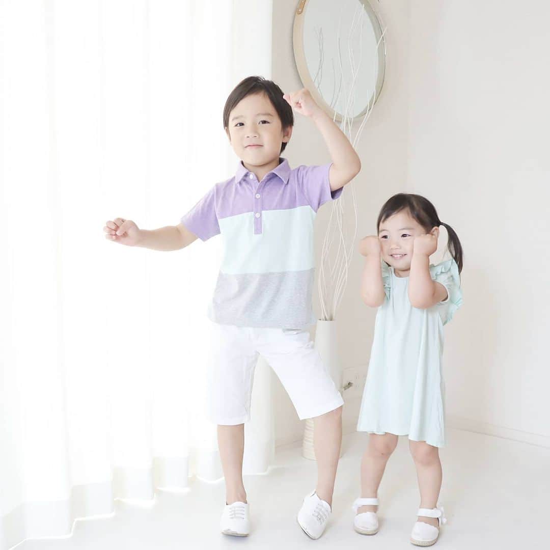 Eri Satoのインスタグラム：「white×mintgreenリンクコーデ · 👦 tops: @carryon_official shoes: @outletshoes_official 👧 one-piece: @carryon_official shoes: @petitmain_official · ふたりを撮るのは毎度至難のワザ😂😂😂 息子は変顔するし娘は走り回る🙄 · 息子のトップスと娘のワンピは @carryon_official でGET✨ blogにも書いたよー！ @satoeri626 のトップのURLから見てね👀 · キャリーオンで使えるクーポンもあるのでぜひ使ってー✨ 👉「invite20」 ただでさえ激安なんだけどね...🙊 · コーデコンテストも開催されてるのでぜひチェックしてみて💛 · #キャリーオン#子供服#アウトレットシューズ#outletshoes_life #fashion#ootd#outfit#code#coordinate#style#ファッション#コーディネート#コーデ#プチプラ#プチプラコーデ#シンプルコーデ#mamagirl#locari#ママファッション #partegram #l4like#カジュアル#リンクコーデ#兄妹」