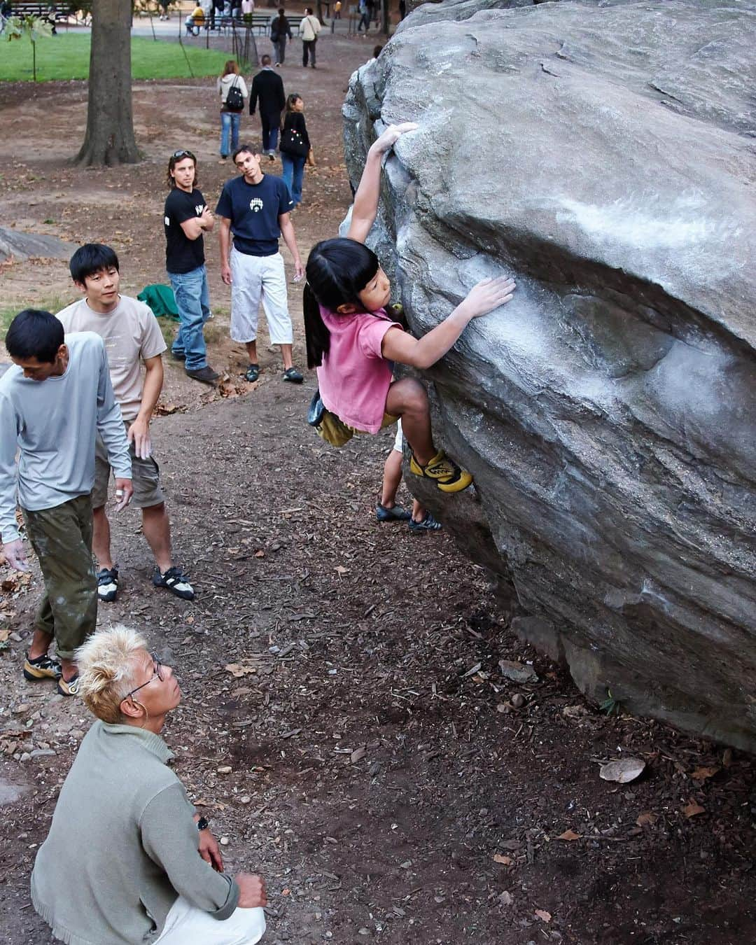 白石阿島さんのインスタグラム写真 - (白石阿島Instagram)「I started rock climbing at age 6 on “Rat Rock”, a boulder in a public park in the heart of NYC. My parents immigrated to NYC in the 80s to pursue art. After I was born, my dad gave up his art to take care of me while my mom was the breadwinner of the family, working 6 days a week, 9 to 5.  Money was a constant worry.  I wouldn’t be a climber today if I didn’t have free access to rock climbing; first it was the public parks and then through climbing gyms that offered to give me a free membership. I’m incredibly grateful for the hospitality the NYC community has offered but I know that we as a climbing community need to be more inclusive of marginalized people. I want the future of climbing to be diverse, welcoming and accessible for everyone.  I’ve been working with @evolv_worldwide and @wearebraindead on a collaboration for the last few months. In light of recent events we wanted to do all that we can to help make climbing be more accessible. @farmtactics from brain dead brought up the idea of donating 100% of proceeds from one of our colorways to grassroots organizations that provide marginalized communities access to climbing. More info to come... We are with you and love you.」6月12日 10時51分 - ashimashiraishi