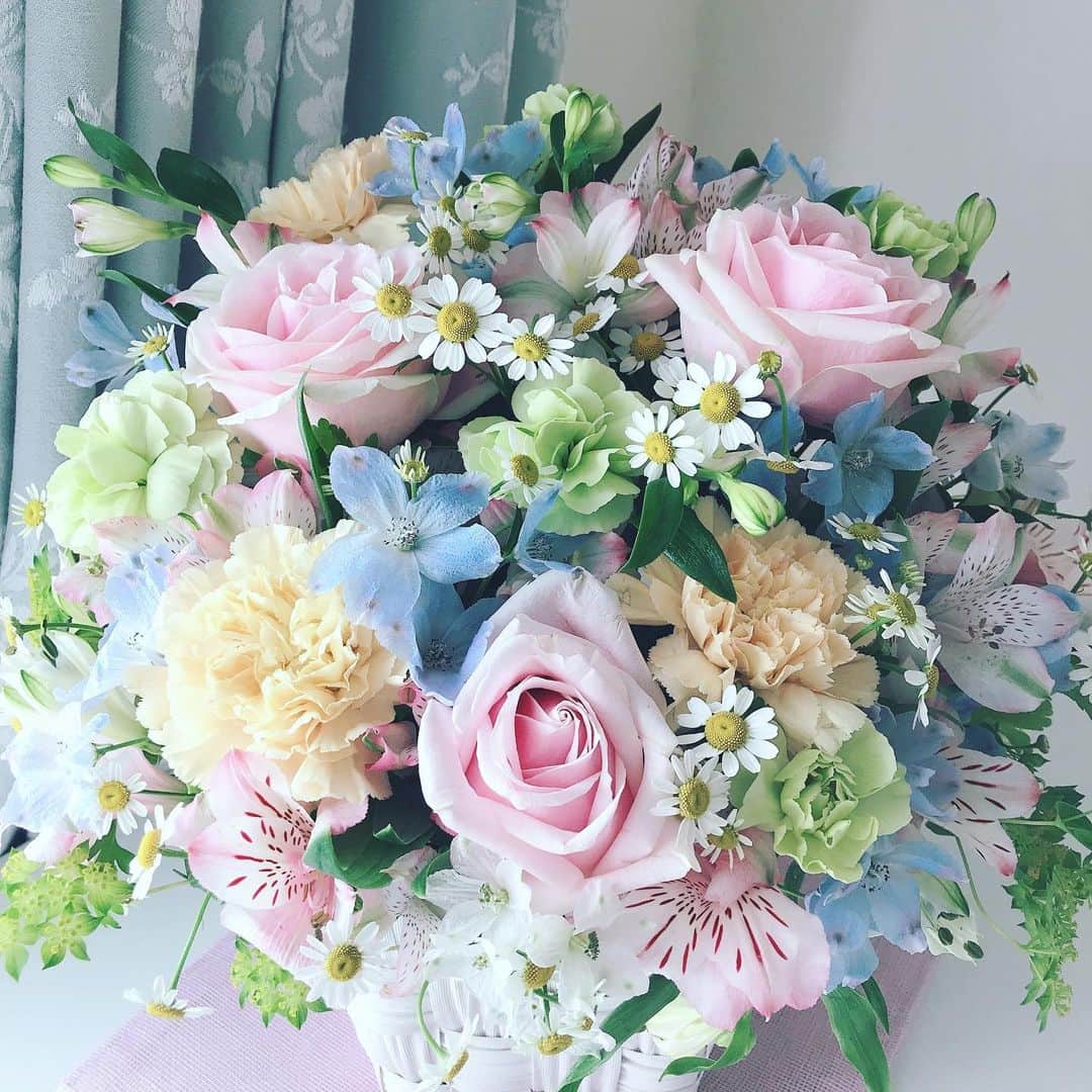 明里ともかのインスタグラム：「お誕生日に母から届いたお花。 生花が大好きだから、とても嬉しかった！  #フラワーアレンジメント  #お誕生日」