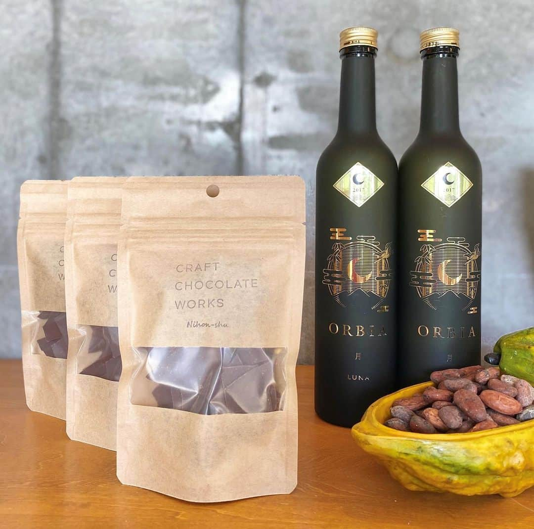 CRAFT CHOCOLATE WORKSさんのインスタグラム写真 - (CRAFT CHOCOLATE WORKSInstagram)「. 【数量限定：日本酒×CHOCOLATE】  日本酒の爽やかな香りとチョコレートの甘さが広がる 日本酒チョコレート。  東京・三軒茶屋に醸造所を構える WAKAZE様(@wakaze_japan )のオーク樽熟成の日本酒 (ORIBIA -LUNA-)に漬け込んだカカオ豆を使用し 上品な味わいと華やかな香りがお楽しみいただけます。  父の日のギフトやお酒好きな方に ぜひ召し上がっていただきたいチョコレートです。  online  shopからもご購入いただけます。 ※こちらは製造工程でアルコール分は飛ばしております。  #craftchocolateworks  #craftchocolate #beantobar #chocolate #クラフトチョコレートワークス #クラフトチョコレート　#ビーントゥバー #日本酒 #日本酒チョコレート #東京チョコレート #wakaze #数量限定 #父の日 #東京　#三宿　#三軒茶屋　#池尻大橋  #わたしのすきな三宿」6月12日 11時03分 - craft_chocolate_works