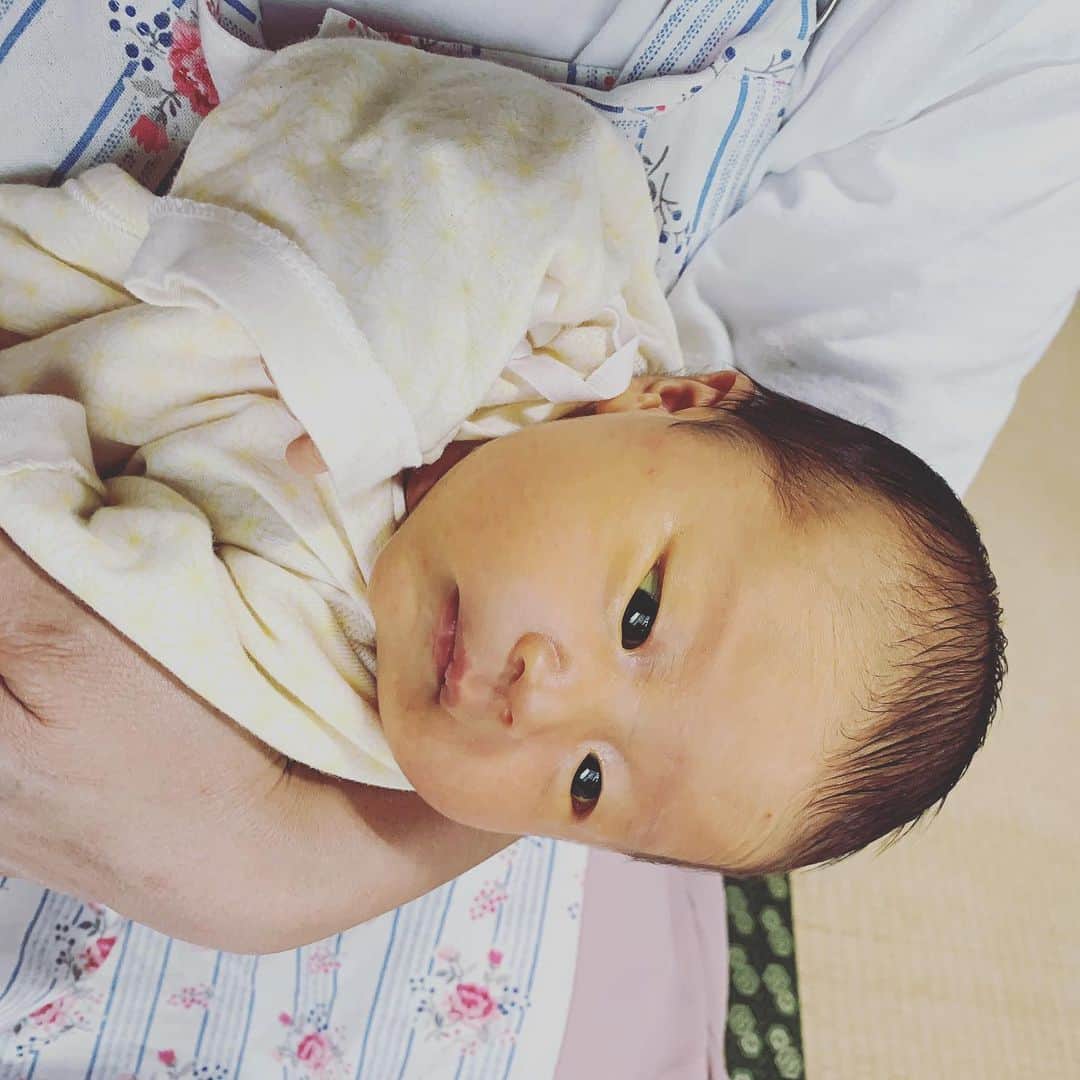 SATOKOさんのインスタグラム写真 - (SATOKOInstagram)「退院して実家で母上に手伝ってもらってしばし幸せに暮らしております♡ とにかく赤ちゃん可愛い(*´Д｀*) #babystagram #myownbaby #こんにちは赤ちゃん」6月12日 11時04分 - fc_satoko
