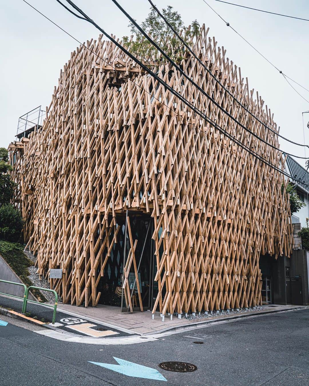 東急電鉄さんのインスタグラム写真 - (東急電鉄Instagram)「. 外観が綺麗な建築シリーズ。今回は日本を代表する建築家、隈研吾氏によるデザインの「微熱山丘 Sunny Hills 南青山店」です。渋谷駅からは徒歩20分程度。 南青山の住宅街に突如現れる一際目を引くデザイン。ヒノキの角材で覆われたこの建物は、台湾で大人気のパイナップルケーキブランド「微熱山丘 Sunny Hills」の南青山店。 晴れた日には、細かく組まれた木組の隙間から木漏れ日のような柔らかな陽光が射し込み、まるで森の中にいるような気分を味わえるかも。 現在はコロナ対策のため販売エリア以外は立ち入りできませんが、通常時はパイナップルケーキをお茶と一緒に楽しめるスペースもあります。 （東急東横線 東急田園都市線　渋谷駅） . Stunning architecture to find along the Tokyu lines.  Today’s highlight is SunnyHills Minami Aoyama Store, designed by famous Japanese architect, Kengo Kuma. If you take a 20 min stroll from Shibuya to the residential side of Minami Aoyama, this style-forward spot will shoot up before your eyes. Surrounded in a lattice of cypress planks, this is the Aoyama branch of hit pineapple cake shop, Sunny Hills, in Taiwan.  On a clear day the sun peers through the wooden beams, giving a soft light as if you’re sitting beneath tree leaves. Due to measures to prevent the spread of COVID-19 you can only go inside to the register, but keep your eyes out for when their lounge space opens up for guests to enjoy their pineapple cake and tea.  Tokyu Toyoko Line/Tokyu Den-en-toshi Line Shibuya Station) . #shibuya #表参道 #南青山 #omotesando #design #architecture #architecturedesign #建築 #建築デザイン #建築巡り #architecturephotography #ig_architecture #archidaily #archilovers #architecturelovers #cityarchitecture #東京散歩 #japantrip #japan_daytime_view #tokyocameraclub #discovertokyo #tokyoartsandculture #tokyotokyo #ig_japan #lovers_nippon #visitjapanjp #隈研吾 #kengo_kuma #sunnyhills #微熱山丘」6月12日 11時04分 - tokyu_railways