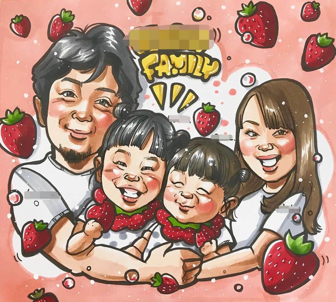 似顔絵★𝗚𝗢𝗥𝗜𝗞𝗜𝗡𝗚のインスタグラム：「. . 先日の②枚目💕 . . ご家族みなさんでの似顔絵⭐️✨ . . . お子さんたちがイチゴやピンクが大好きとゆーことで、 イチゴ🍓塗れの可愛い一枚に😍❤️⭐️✨ スタイも苺なんですよ🍓💕 . . . . . . 可愛いご依頼ありがとうございました🙇‍♀️⭐️✨ . . . ❌❌現在は、予約受付終了してます❌❌ 。 . . .  2020年度ご予約のお客✨ 現在15番までの方へ案内中です🌟✨💕 DMの確認いただきgmailへ返信宜しくお願い致します🙇‍♀️🌟✨✨ . . . .  次回の予約応募は、2020年のご予約分を書き終える予定の 来年春から夏頃の、、、予定です。 ※あくまでも予定なので前後します🙇‍♀️ . . . .  オーダー再開の際には 人数制限あるため必ず予約ができるわけではございません。 そのことも踏まえた上で 次回ご検討いただけると嬉しいです(^^) . . また、結婚式の使用を考えてくださる方も多いです✨  前々からお伝えしていますが、 基本的に予約順に対応しているため、 近々の納期を希望される方は、 対応できないこともあるので、 あらかじめご了承ください💦 . . . . . ※今回予約が取れた方へ※ . .  写真がまだ用意できてない、入金が遅れそうなど、状況により、順番が前後することもございます‼️ あらかじめご了承ください。 。 . . . また、芸能人、キャラクターのオーダー、パロディ風オーダーはお断りしています。  芸能人については、ご本人様に直接プレゼントなどはOKです。 . . . . . . 💰料金表は過去投稿記事みてね❤💰 . . . . . ➡️ハッシュタグ⇨ goriking117料金表2019⬅️ . . ✨✨✨✨✨✨✨✨✨✨✨✨✨✨✨✨ @by.goriking のアカウントでは、 過去書かせて頂いたお客様方からの、 似顔絵のその後のお写真をいただき、 投稿しております^ - ^❤️❤️ 玄関に飾ってある似顔絵、 渡した瞬間のお写真、 ご本人とのお写真などなど💕 いろんな場面でのお写真お待ちしております^ - ^✨⭐️ . . . .  #似顔絵#pencildrawing#drawing#pencil#illust#painting#art#artwork#絵描きさんと繋がりたい#似顔絵師#gorikingの似顔絵屋さん#おしゃれ#お揃いコーデ#姉妹#sisters#姉妹コーデ#fashion#kids#可愛い#仲良し#仲良し家族#苺#いちご# 🍓#comicart#anime#animeart#comicartist#animejapan」