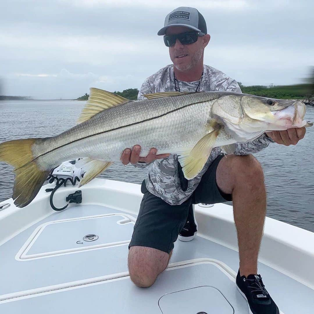 Electric_Fishingさんのインスタグラム写真 - (Electric_FishingInstagram)「@onemorebite72 hanging out with SNOOKIE⚡️⁣ ⁣ #ElectricSunglasses⁣ #PolarizedSunglasses⁣ #StyleThatPerforms⁣ #ElectricFishing」6月12日 11時10分 - electric_fishing