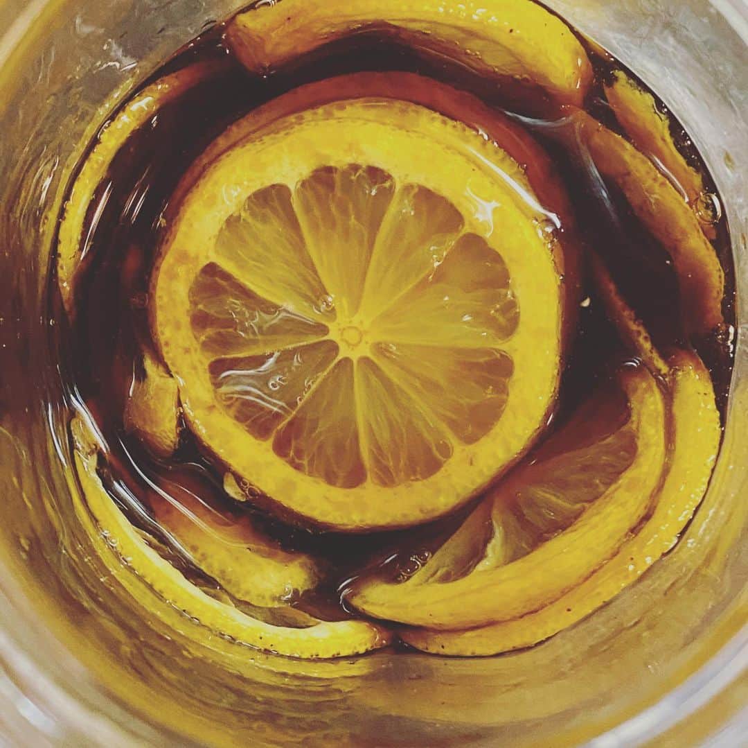 のインスタグラム：「いただいたレモンを蜂蜜と黒糖に漬けてみました❤️ ・ ・ ・ レモネード大好きだから、ちょびちょび飲んで幸せ感じてます😎 ・ ・ ・ 家でやれること多すぎていつまででも引きこもれてしまう…ヤバイ。 ・ ・ ・ #味岡ちえり  #レモネード  #レモン #檸檬 #lemonade #レモンを使ったお菓子や飲み物が好き #stayhome #やりたいこと」