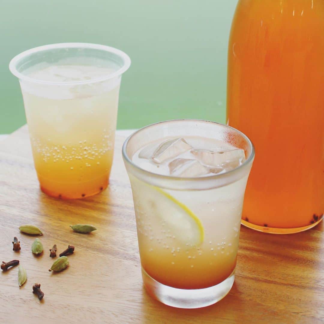 生活の木 メディカルハーブガーデン薬香草園【公式】のインスタグラム：「\自家製コーラ🥤販売中！/ ㅤㅤㅤㅤㅤㅤㅤㅤㅤㅤ 🔸4種類のスパイスを調合した薬香草園の自家製コーラ、ご好評頂いています😋 ㅤㅤㅤㅤㅤㅤㅤㅤㅤ 糖分や添加物が気になるところですが・・・ 自家製になると話は別！ ぜひ、スパイスの魅力に触れてみてください🥤✨ㅤㅤㅤㅤㅤㅤㅤㅤㅤㅤ　 天気の良い日にお庭を散策しながら飲む スパイスコーラは格別です！  ぜひ、お試しください。  #生活の木 #ハーブとアロマテラピー専門店 #薬香草園 #埼玉 #飯能  #薬香草園ベーカリー工房 #メディカルハーブ #メディカルハーブガーデン #ハーブ #ベーカリー #期間限定 #秋 #おでかけ #ピクニック  #ホームメイド #コーラ #おいしい #スパイス #スパイスのある暮らし  #ウェルネス #ウェルビーイング」