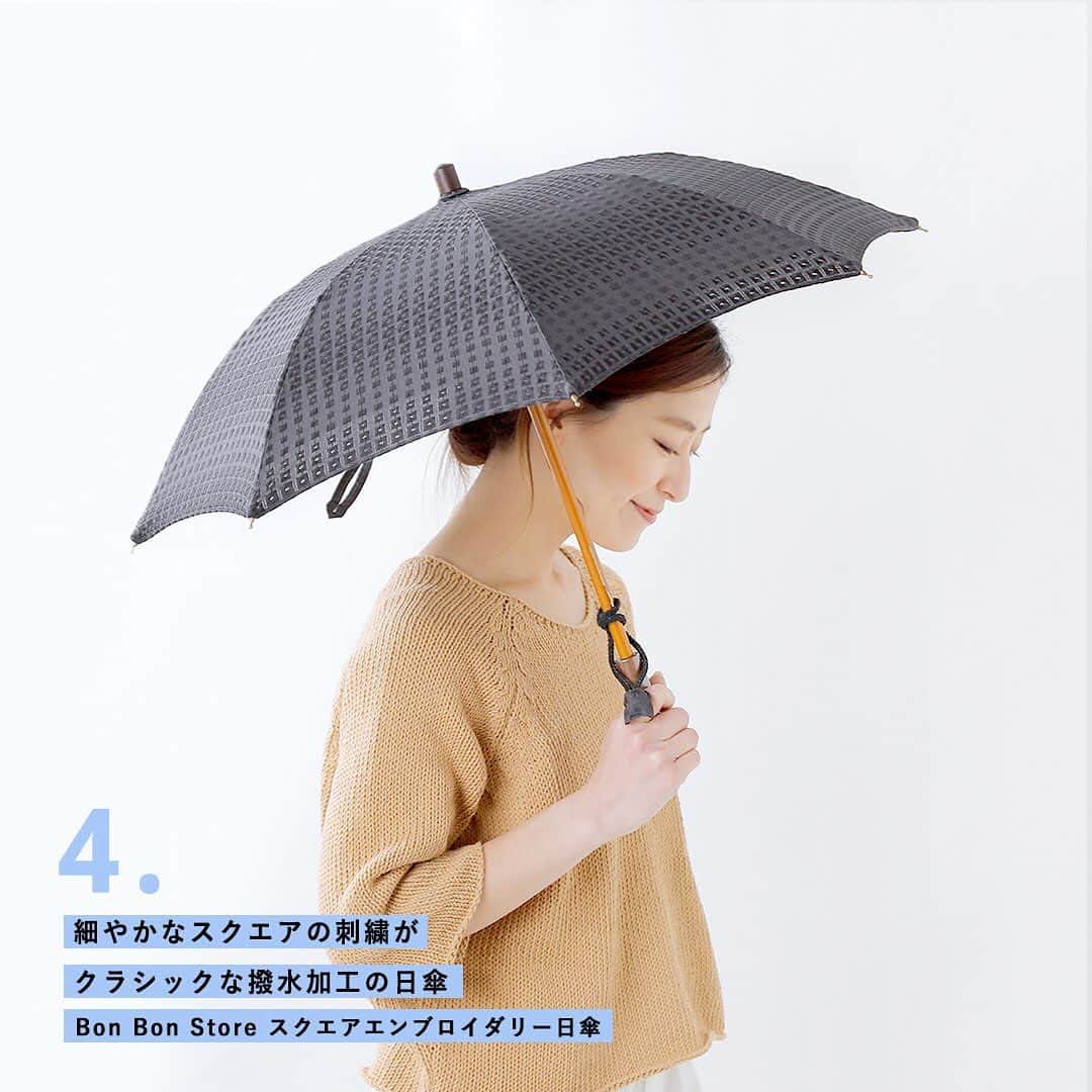 アランチェートさんのインスタグラム写真 - (アランチェートInstagram)「. [PICK UP] 日差しも雨も防いでくれる晴雨兼用傘5選﻿﻿ ﻿﻿. 近畿東海地方はいよいよ#梅雨入り だそうです。 雨の日が続く季節のおでかけには お気に入りの傘を持つと気分が高まりますよね。 そこで本日はおすすめの傘を5つピックアップいたしました。 どれも可愛いパターンで、晴れの日は日傘としても使える晴雨兼用タイプ。 季節を問わず活躍してくれますよ。 / #aranciato #piudiaranciato #bonbonstore #ボンボンストア #manipuri #マニプリ #fildaraignee #フィルダレニエ #チェック #花柄 #日傘 #雨傘 #umbrella #晴雨兼用 #雨の日コーデ #サンダルコーデ #スタイリング﻿﻿ #コーディネート﻿﻿」6月12日 11時20分 - aranciatobuyer
