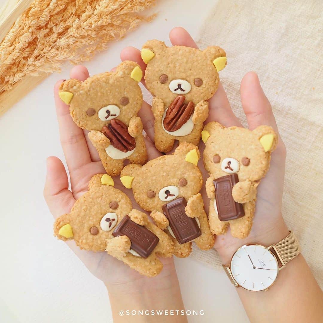 Song Sweet Songのインスタグラム：「#リラックマ #オートミールクッキー 💕#Rilakuma #OatmealCookies ✨อากาศร้อนจนช๊อคโกแลตในมือน้องจะละลายแล้วฮับบ🐻🍫✨ . . . . . . “Absolutely in love with @danielwellington’s new Petite Evergold with three different dial sizes that fits perfectly on females or males!😍 Effortlessly give your look a pop of gold by pairing the new timepiece, the Classic Bracelet & Classic Ring together at www.danielwellington.com! Don’t forget to check out with my code for "sweet2020" 15% off , they also provide free shipping so you have one less thing to worry#DanielWellington #DWinTH #DWThailand” ⌚️💕」