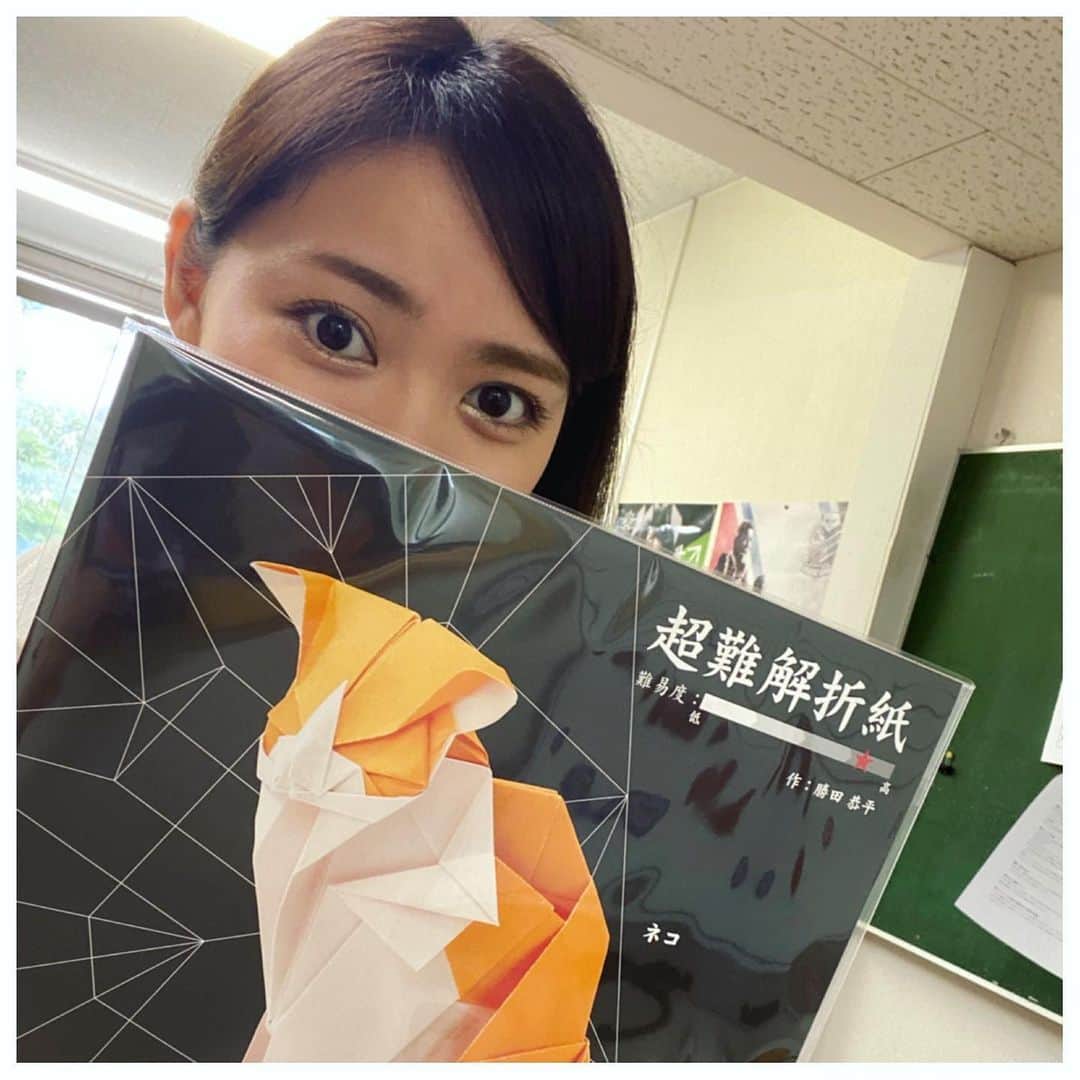のインスタグラム：「朝刊さくらいのネクストフォーカスで佐藤アナがご紹介していた 【心が折れる折紙シリーズ】 「ろみちゃんも折ってみる？」 とお誘いいただいたので、私も 超難解折紙の中でも一番優しいという【ねこ】に挑戦。 ....出だしは好調！よしよしとおもったら、序盤からもう、クエスチョンが止まらない！  45分経過。 ステップ50で私は心が折れました...。笑  200ステップを折り切れる人  誰かいたら完成品を是非見せてください😂佐藤彩さんはペガススに挑戦していました。  心....おれました😌💖が楽しかったです！  #谷藤博美　#佐藤彩　#アナウンサー　#折紙　#超難解折紙　#タイトルがすごい　#達成感味わいたかった　#理解する力と丁寧さが必要　#根気があれば　#集中力がつづかなかった　#挑戦者もとむ　#つるを折るのは得意です　#ねこ　#cat」