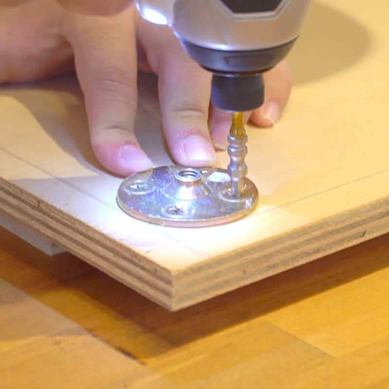 LIFULL HOME'S DIY Magさんのインスタグラム写真 - (LIFULL HOME'S DIY MagInstagram)「#DIY初心者 さん必見👀﻿ ﻿ ✍🏻DIYのきほんを覚えよう「木材編」🌳﻿ －－－－－－－－－－－－－－－－－－﻿ ﻿ みなさんはDIYで作品を作る時、﻿ どんな基準で木材を選んでいますか？﻿ ﻿ 木材にはたくさんの種類があります。﻿ それぞれの特徴を把握して適切な木材を選ばないと﻿ 耐久性が低く、長持ちしない作品が出来上がってしまうことも…😵﻿ ﻿ 今回は、種類別の特徴をご説明しながら、﻿ 用途に応じた木材の選び方をご紹介していきます！﻿ ﻿ －－－－－－－－－－－－－－－－－－﻿ ﻿ ﻿ 🙋「木材にはどんな種類があるの？」﻿ ﻿ ✔︎ SPF材とは？﻿ ﻿ Spruce（えそ松）Pine（松）Fir（もみ）の総称で、それぞれの頭文字を取ってSPF材と呼ばれています。#壁面収納 動画でおなじみの #2x4 材や #1x4 材もSPF材の一種です🌲﻿ 比較的柔らかく加工しやすいのが特徴で、ホームセンターでも安価で販売されています。﻿ ﻿ ﻿ ✔︎ 無垢材とは？﻿ ﻿ 特に加工がされていない、切り出されたままの状態の木材です。﻿ 無垢材ならではの重厚感や、集成材の接着などで使われる化学物質を使用していないため体に優しく、より自然な風合いが楽しめます🌳🍃﻿ ﻿ 加工された木材に比べて反りやひび割れが起きやすく、大量生産ができないため高価です。﻿ DIYに使用するハードルは高めなので、初心者さんは要注意です😯﻿ ﻿ ﻿ ✔︎ OSBボードとは﻿ ﻿ 細かな木片を加圧し、接着剤で固めた木材です。﻿ 資源を無駄にしないエコな材料としても知られています🌎 比較的安価に入手できるのもポイント。 水に弱いというデメリットがありますが、おしゃれな見た目や加工のしやすさからDIYでは使用頻度の高い木材です。﻿ ﻿ ﻿ 記事内では、他にこんな内容をご紹介しています📝﻿ ﻿ ▶ MDFボードってどんな木材？﻿ ﻿ ▶ 集成材ってどんな特徴があるの？﻿ ﻿ ▶ 選ぶ時に便利！木材早見表﻿🌲 ﻿ 時間と手間がかかるDIY🔨﻿ せっかく取り組むなら、長持ちするようにぴったりな木材を選びたいですよね☺️﻿ ﻿ ﻿ 続きはこちらからチェックしてね✔﻿ https://diy.homes.jp/diy/25208 ﻿ トップページのリンク や ストーリーズ「DIY初心者」からもジャンプできます🌈 ﻿ ﻿ 暮らしの編集力を高めるWEBマガジン「LIFULL HOME'S DIY Mag」では、住まいや暮らしを楽しく快適な空間にするヒントを沢山掲載しています♩﻿ https://diy.homes.jp/﻿ ﻿ ぜひチェックしてみてくださいね👀﻿ ﻿ #diy #diyer #diyers #diylife #diyhome #木材 #木材加工 #木工 #木工雑貨 #木工作品 #木工家具 #無垢材 #無垢材家具 #osb #osbboard #mdf #mdfboard #杉材 #集成材 #ツーバイフォー #ワンバイフォー #lifullhomesdiymag」6月12日 11時40分 - lifullhomesdiymag