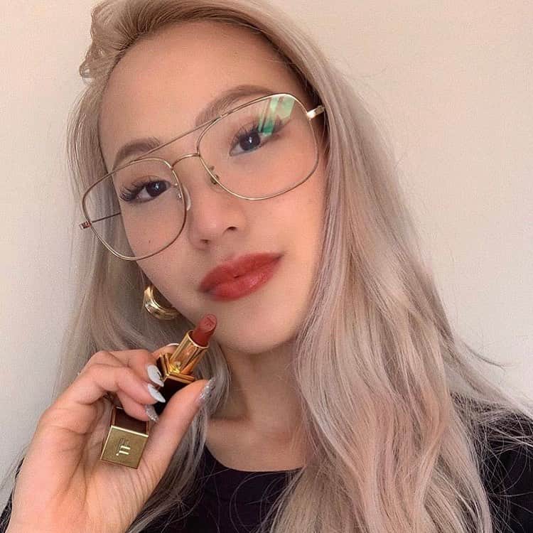 JINSさんのインスタグラム写真 - (JINSInstagram)「💄Beauty & Glasses: meant for each other. @appoc styling these gold Aviator metal frames. #jinseyewear ⠀ 👓Glasses featured: MMF-18S-096」6月12日 11時34分 - jins.usa