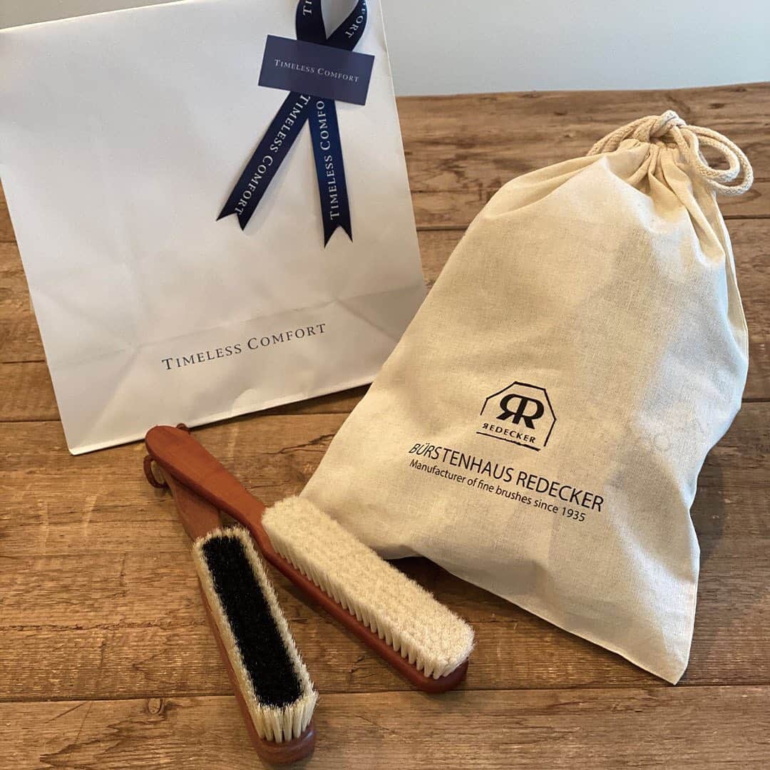 Timeless Comfort さんのインスタグラム写真 - (Timeless Comfort Instagram)「【Thanks DAD!! Happy Fathetr's Day】父の日ギフトおすすめアイテム﻿ ﻿ 6/21（日）は父の日です。﻿ ﻿ 毎日一生懸命働くお父さん、遠く離れて暮らすお父さんに。﻿ いつもは恥ずかしくて言えない、ありがとうの気持ちを伝えましょう。﻿ 今年はいつもよりも、すこし特別なものを選びませんか。﻿ ﻿ REDECKERは1935年に設立されたブラシの老舗ブランド。﻿ ﻿ 良質な天然素材を使用し、熟練された職人の手によってひとつひとつ丁寧に作られています。﻿ 使えば使うほど手になじみ、愛着が湧いてくる。いわば一生モノです。﻿ ﻿ お父さんと一緒に毎日頑張ってる、相棒のようなスーツ。﻿ 冬場であればニットやストールなど、大切にしたいお洋服のケアも、レデッカーのブラシであれば安心してお使いいただけます。﻿ ﻿ シンプルで上品なデザインで、こだわりのあるお父さんにもきっと気に入っていただけるアイテムです。﻿ ﻿ REDECKER（レデッカー）﻿ ■クローズケアブラシ（ビーチ）：6,000円﻿ ビーチウッド・豚毛﻿ ■クローズケアブラシ（カシミア用ブラシ）：5,500円﻿ ペアウッド・豚毛﻿ ■クローズケアブラシ（ペア）：3,000円﻿ ペアウッド・ヤギ毛﻿ （すべて税抜価格）﻿ ﻿ 贈る側も、贈られる側も、優しくなれる日にしたいですね。﻿ ﻿※タイムレスコンフォート各店で取り扱いがございます。 店舗により、取り扱いのアイテムが異なる場合がございます。  #TIMELESSCOMFORT #タイムレスコンフォート #interiorshop #インテリアショップ　#lifestyleshop #ライフスタイルショップ #父の日ギフト #fathersdaygifts #お父さんありがとう #父の日プレゼント #REDECKER #レデッカー #洋服のお手入れ﻿」6月12日 11時36分 - timeless_comfort