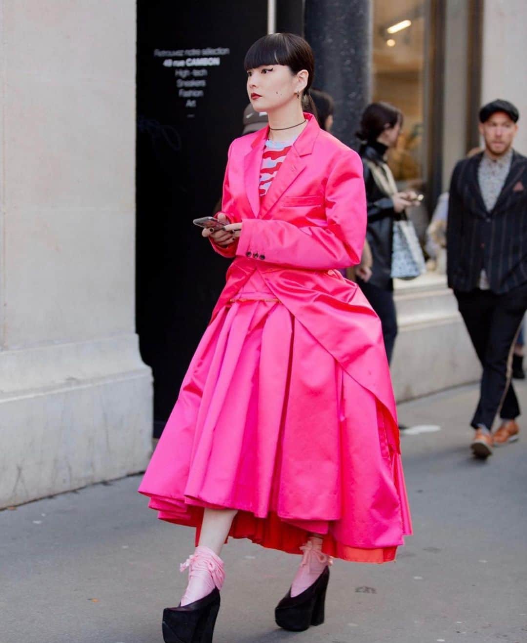 I.T IS INSPIRATIONさんのインスタグラム写真 - (I.T IS INSPIRATIONInstagram)「Walk in like you own the place 👑 - @akimoto_kozue head to toe in @commedesgarcons . Available @commedesgarcons_ithk or online. - #ITHK #ITisInspiration #streetsnap #commedesgarcons #pfw #parisfashionweek #akimotokozue #shockingpink #fridayvibes 📸 @angelapeachy」6月12日 11時42分 - ithk