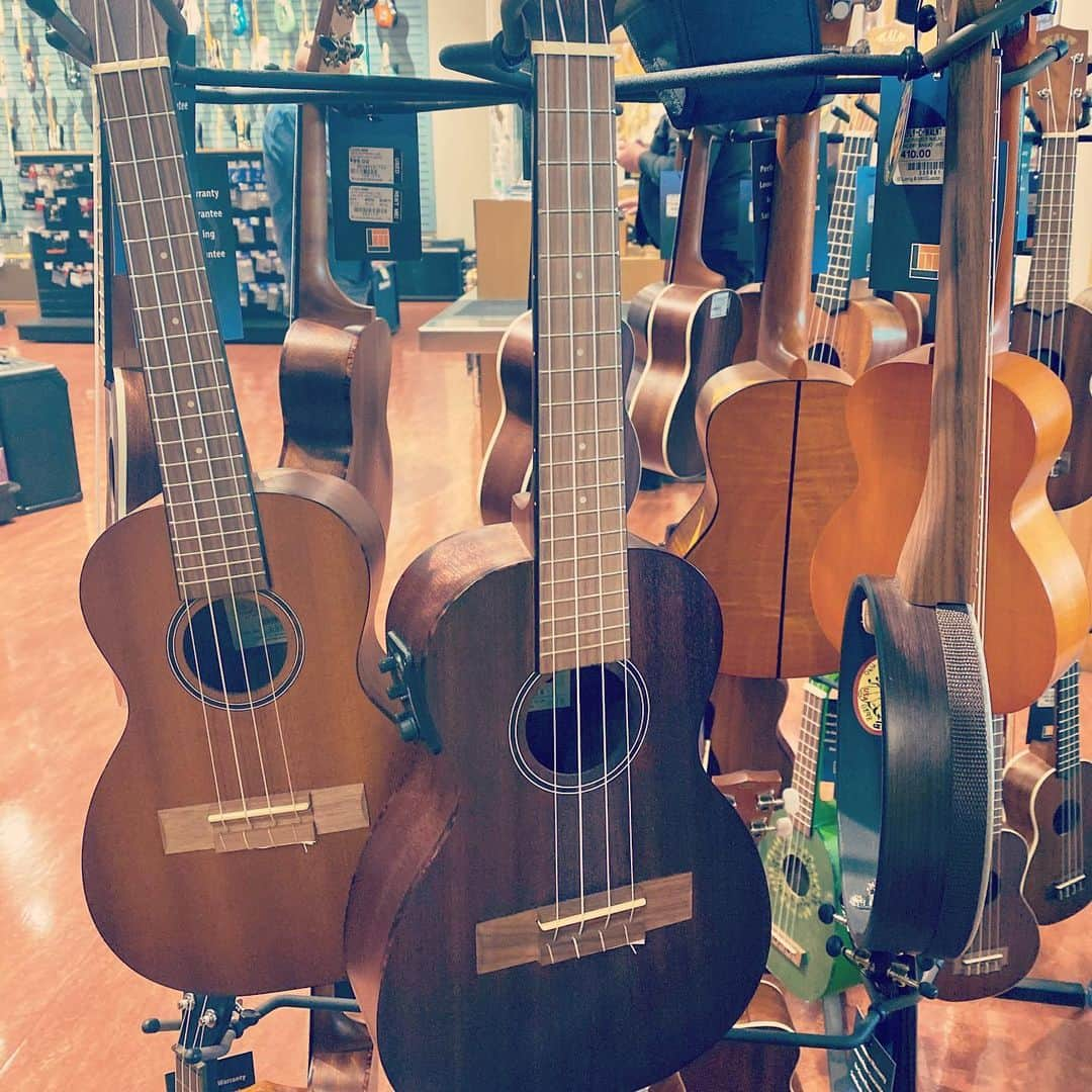 吉野紗香さんのインスタグラム写真 - (吉野紗香Instagram)「I'm interested in ukulele😼🌺✨ 最近ウクレレに興味があります😼🌺✨ #ukulele #beginner #interested #ウクレレ #初心者 #興味津々」6月12日 11時45分 - sayakayoshino_official