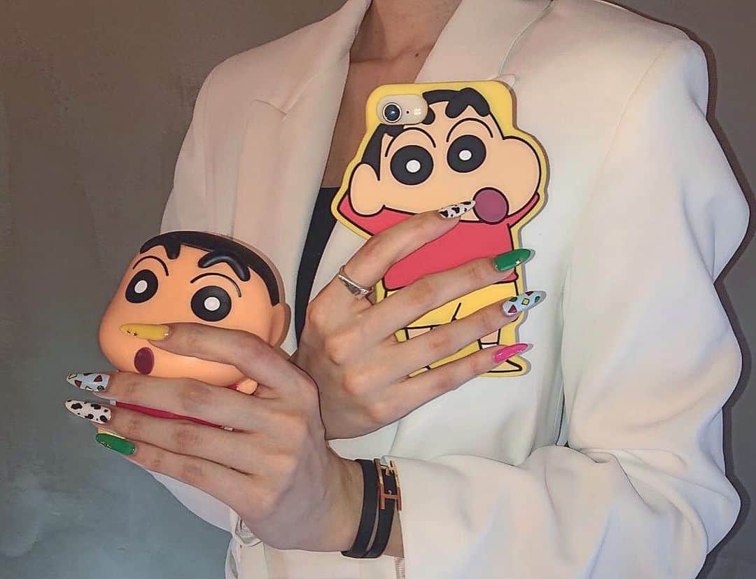 浅野琳のインスタグラム：「... 新しいネイルだゾ、とってもお気に入り #クレヨンしんちゃん  #クレヨンしんちゃんネイル #浅野琳 #着物 #きもの #kimono #和装 #侘び寂び #わびさび #浮世絵 #ukiyoe #和彫 #古き良き #japan #japanculture #三島由紀夫 #文学作品 #読書 #book」