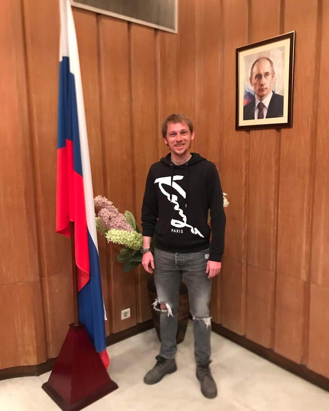 セルゲイ・ボロノフのインスタグラム：「С Днём России Граждане !Я горжусь 🤘」