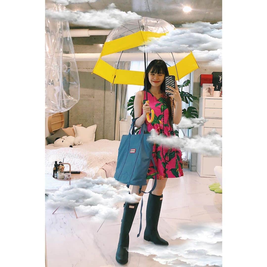 のインスタグラム：「梅雨の装い 雨苦手だけど 可愛いアイテムを揃えたから外に出るのもワクワクする❤️❤️ @hunterboots #HunterOriginal」