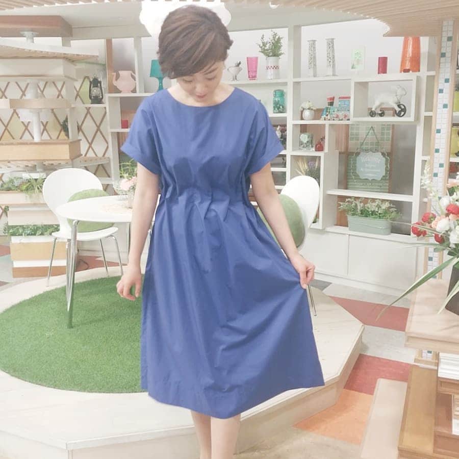 のインスタグラム：「どんよりとした空模様ですね☁️ 皆さんのお宅では、冷房もう使っていますか⁉️ この後の今日感ニュース「キョウトク」のコーナーでは、冷房をつけながらどう換気すれば新型コロナの感染対策に効果的なのかお伝えします‼️ 6時23分頃～の予定ですm(._.)m  #クーラー #冷房#換気 #扇風機#窓 #新型コロナ #感染#対策 #キョウトク #今日感ニュース #rkb#衣装#青 #ワンピース #池尻和佳子」