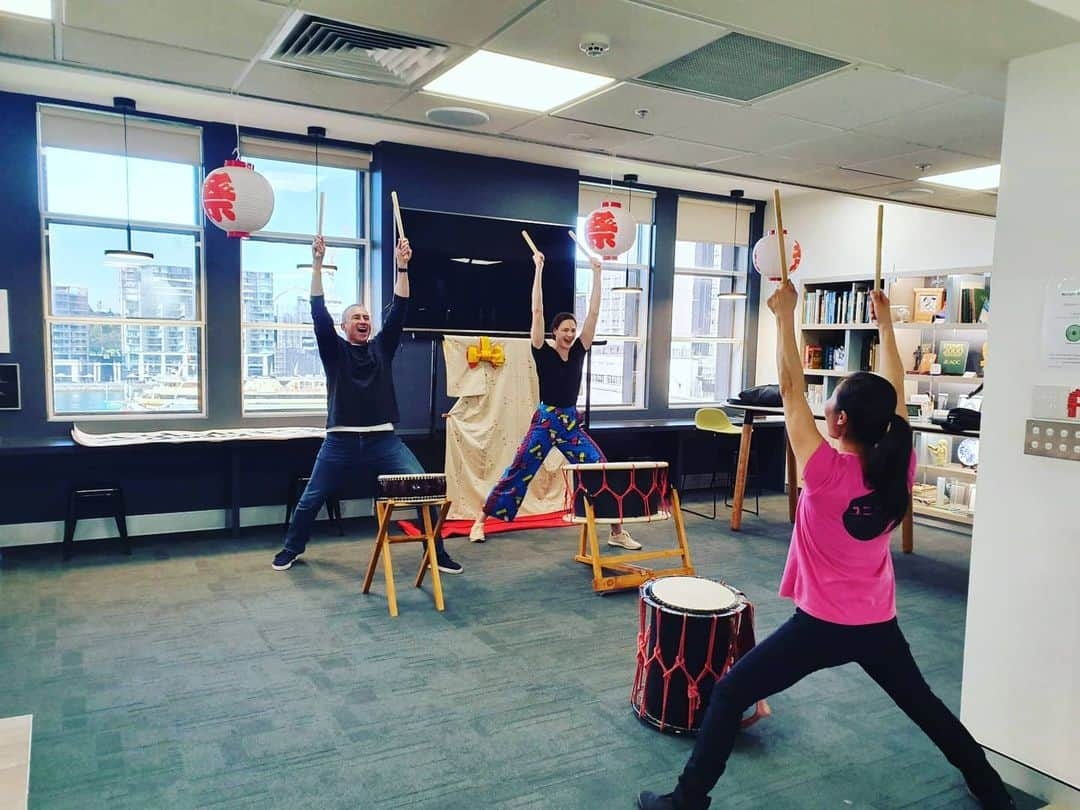 ケイト・キャンベルさんのインスタグラム写真 - (ケイト・キャンベルInstagram)「In the lead in to #OlympicDay on June 23rd, I challenged @markberetta to see who could master Japanese culture... Safe to say, Taiko drumming wasn't my forte 😂 @ausolympicteam #OlympicDayGoals #ishouldsticktoswimming . If you haven't signed up for a goal, it's not too late! Pick something to improve on before June 23 and use the hashtag #OlympicDayGoals so we can see your progress!」6月12日 17時15分 - cate_campbell