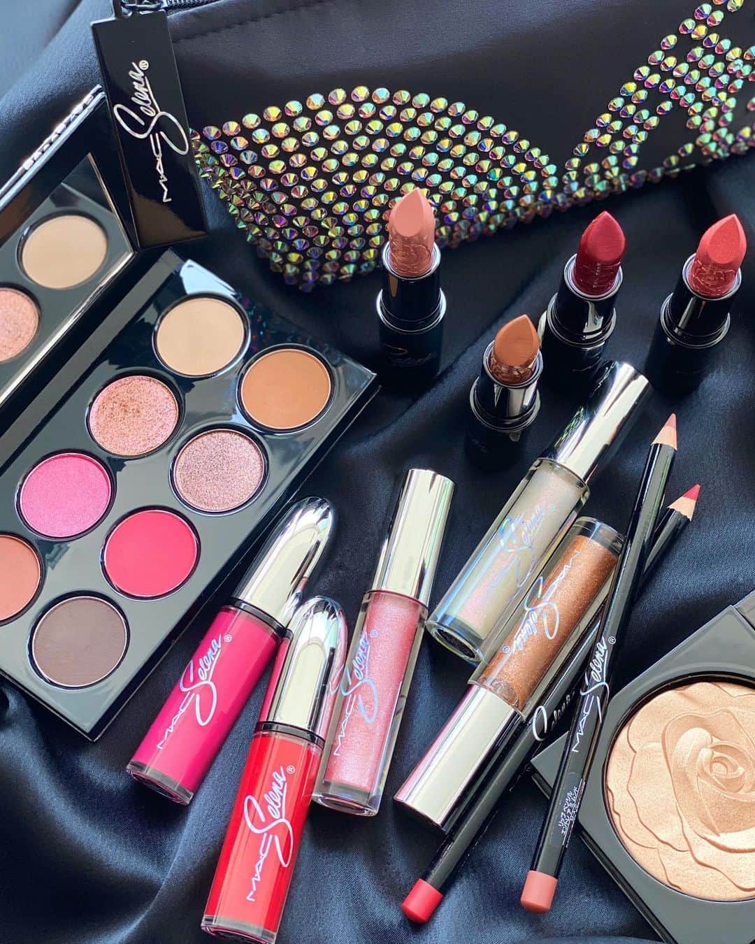 M∙A∙C Cosmetics Japanのインスタグラム：「【本日公式オンラインショップ先行発売】 アメリカで大人気のコレクション【M·A·C セレーナ ラ レイナ】がついに日本に登場✨  ㅤ テハーノ・ミュージックの女王と呼ばれ、わずか23歳でその生涯を終えた後も称賛され続ける歌姫「セレーナ・キンタニーヤ」をイメージした限定カラーコレクション。「セレーナ」の愛した言葉たちをリップスティックや、アイシャドウなどのシェードに込めて。 彼女の世界観を存分に体感して🌹  ㅤ ㅤ *本日6月12日(金) 公式オンラインショップ先行発売 *7月3日(金) 全国発売 ㅤ ㅤ 【公式オンラインショップ限定特典】 ☑︎6月25日(木) 23:59まで全品送料無料！ ☑︎初回ご購入のお客様へ10% OFFクーポンをプレゼント（クーポンコードwelcome） ㅤ #MACセレーナ #MACSelena #MACCosmeticsJapan #MACCosmetics #MAC #MACコスメ #マックコスメ #コスメ #メイク #美容 #化粧品 #デパコス #コスメ部 #コスメマニア #コスメ好き #コスメ好きさんと繋がりたい #メイク好きな人と繋がりたい#夏メイク #夏コスメ #ツヤ肌 #透明感 #キラキラコスメ #アイパレット #アイシャドウ #新作コスメ #限定コスメ #MACリップ #コスメ紹介」