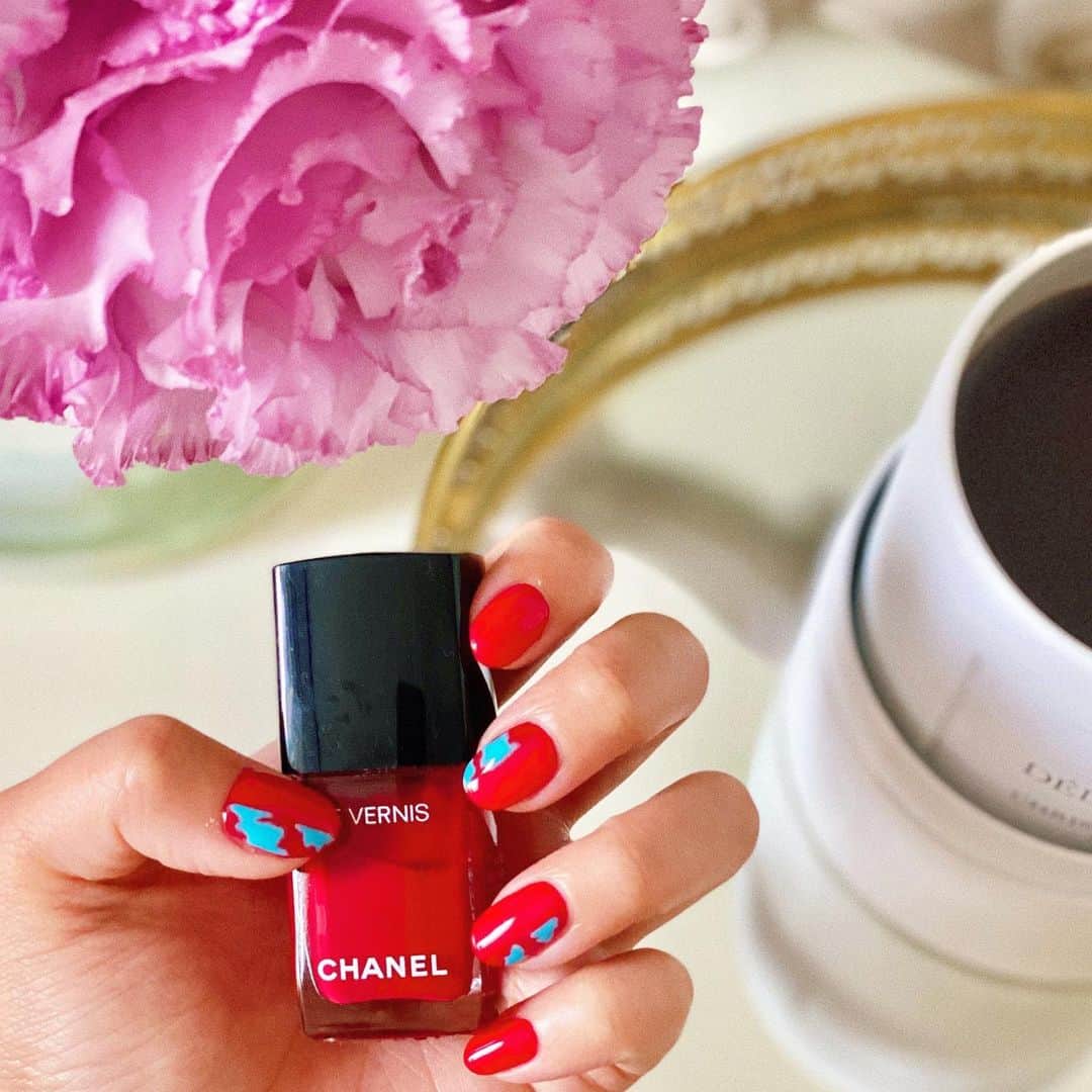 のインスタグラム：「ネイル新しくした💅 今してるフットネイルがお気に入りすぎて、ハンドも同じに！！ 神戸にある　@cherish_nail 🌷 #nail#ネイル#夏ネイル #赤にターコイズ」