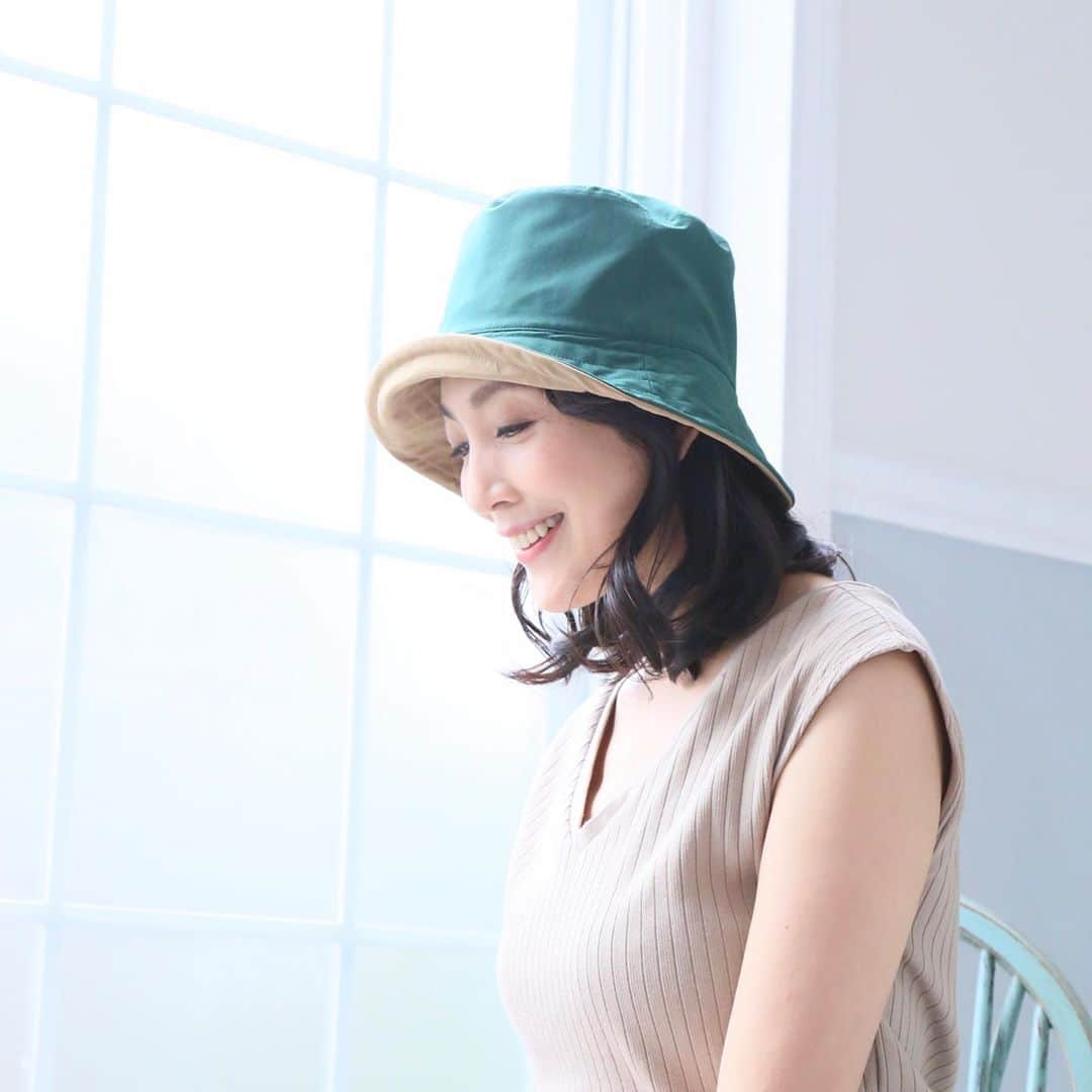 田中美里のインスタグラム：「軽くてコンパクトに折りたためるリバーシブルハット。  夏にグリーン好きです。  オンラインサイトからも購入可能です。  #jinnobeatshitecassie #ジンノビートシテカッシ #hat #帽子 #帽子コーデ #リバーシブル #unchapeau #yaokichi  photo by fujiko」