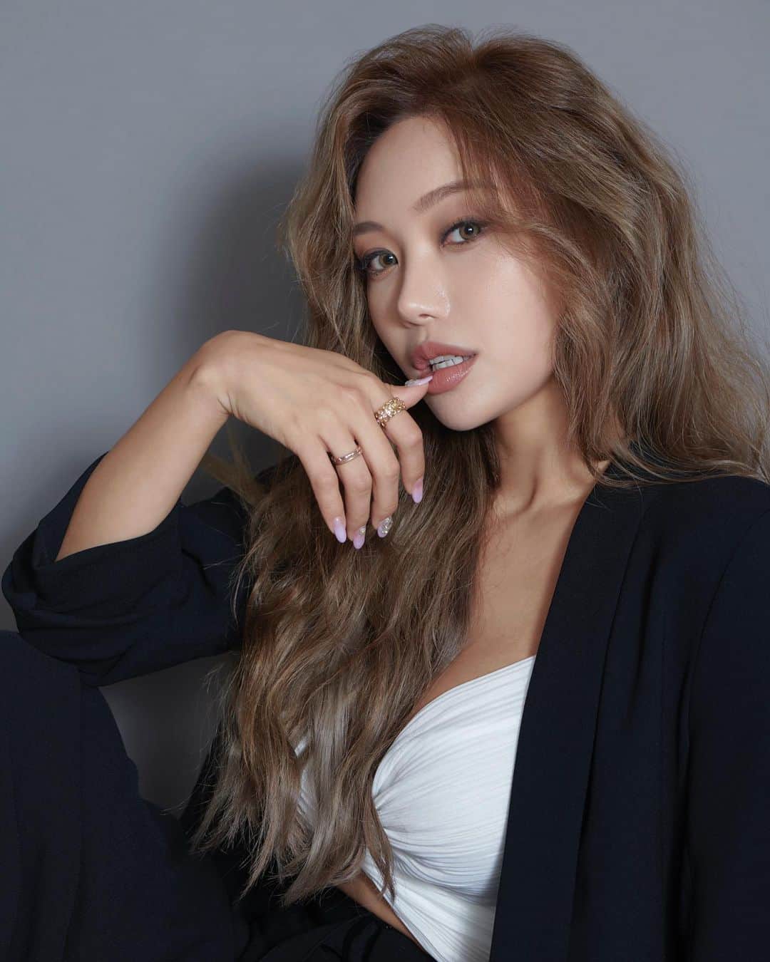 パク・ソヨンさんのインスタグラム写真 - (パク・ソヨンInstagram)「“멋있다 괜찮다”라고 인정받고픈 마음의 이면에는 , 항상 기대에 부응해야하고 실망시키고싶지 않다라는 불안감이 공존한다 .」6月12日 12時04分 - ssovely1024
