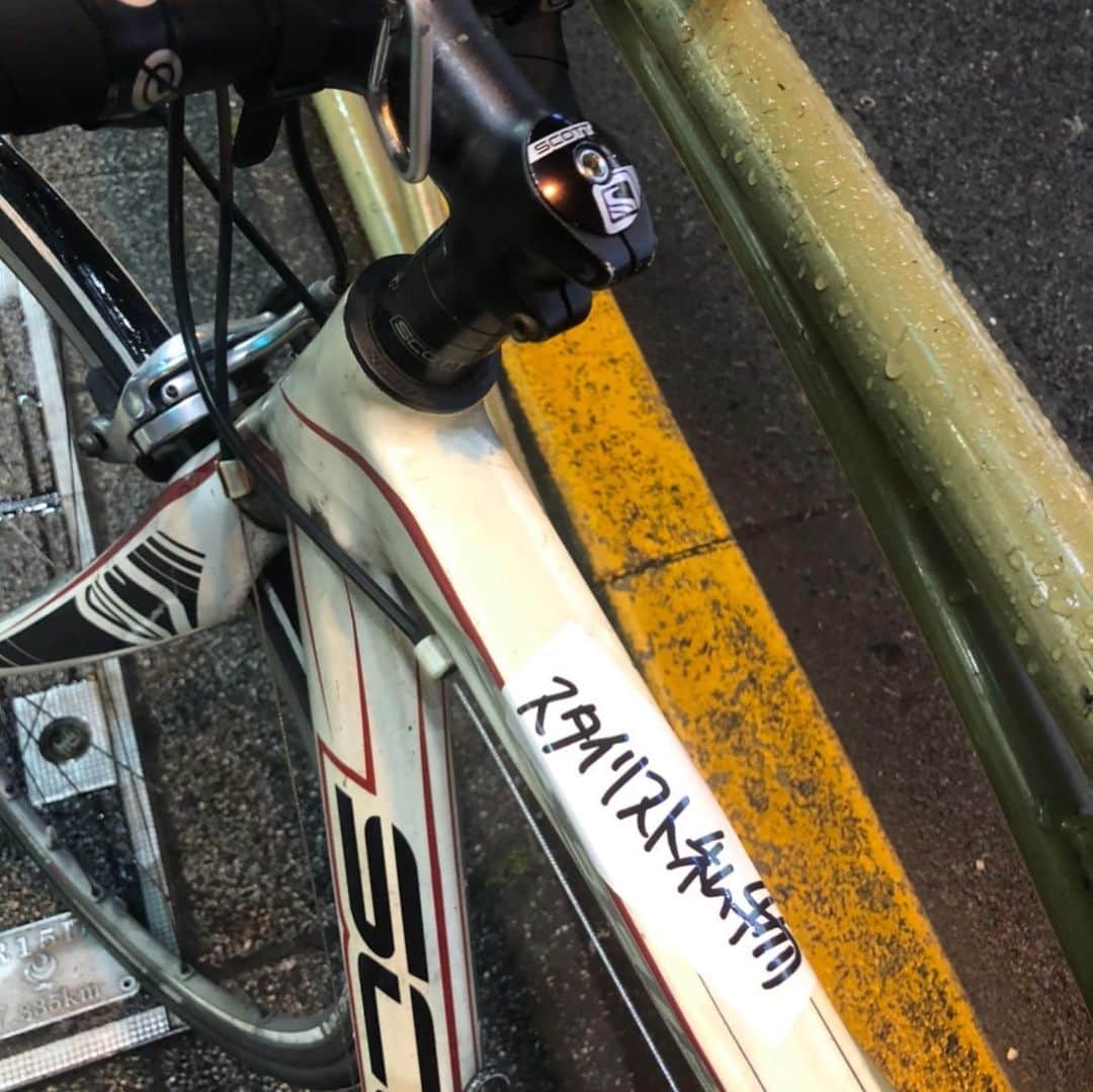 大根仁さんのインスタグラム写真 - (大根仁Instagram)「北沢警察署に自転車の盗難届。なんか近所に乗り捨てられてるような気がするんだよなあ。SCOTTスピードスターのスタイリスト私物ステッカー付。お見かけの際にはよろしくお願いします。そういえば担当の若い刑事さん？が「モテキ、超好きでしたよー！」って言ってた。思えばこの自転車買ったのはドラマ「モテキ」の頃だ。現場によく乗っていったなあ。」6月12日 11時57分 - hitoshione
