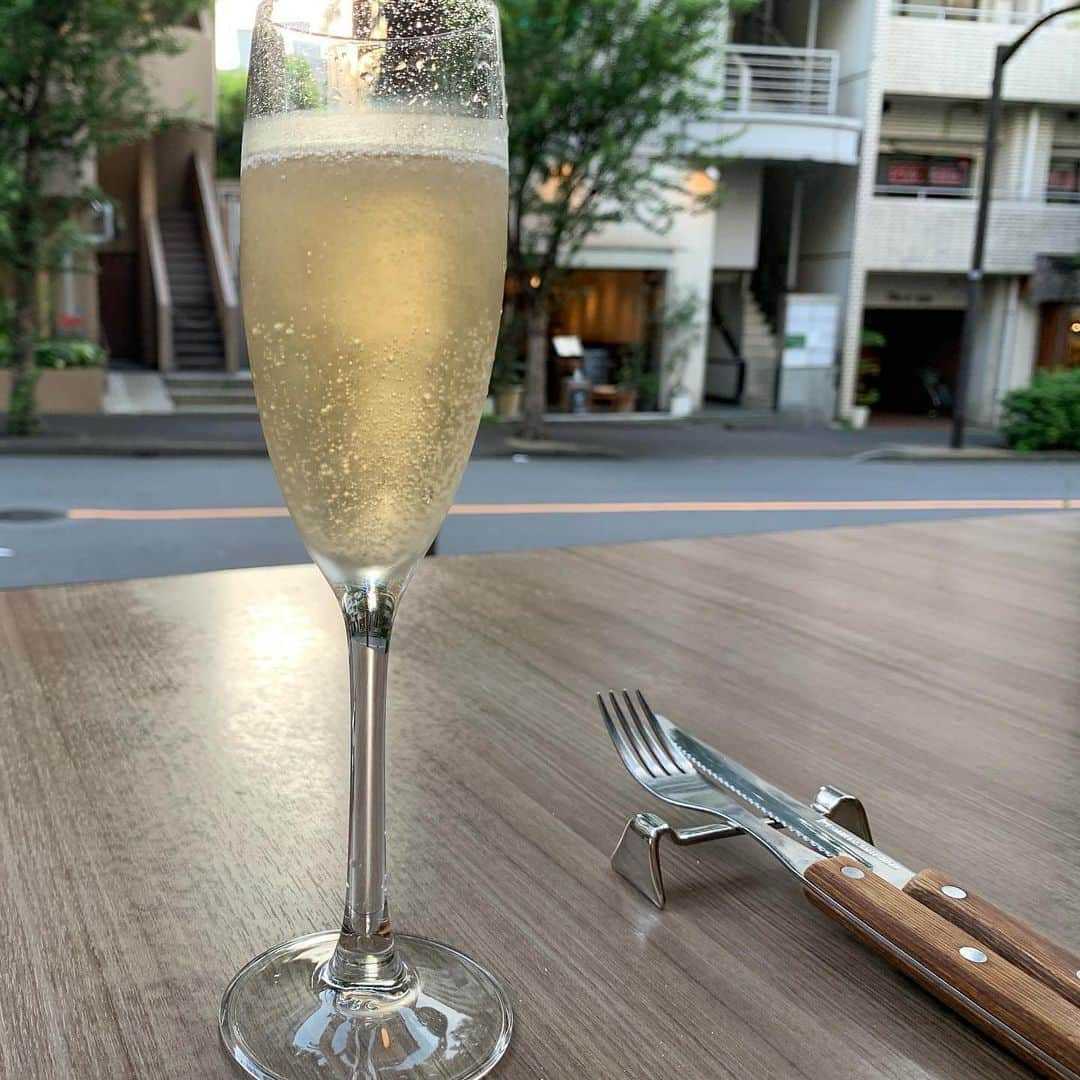 ハース恵比寿店さんのインスタグラム写真 - (ハース恵比寿店Instagram)「こんにちは😃﻿ ハース恵比寿店です。﻿ 本日も元気にランチ営業スタートいたしました﻿ ﻿ 季節限定の新作ガレットご用意してお待ちしております😉﻿ ﻿ 窓も全開‼️換気バッチシ👌﻿ もちろん冷房も効いてるので涼しいですよ〜﻿ ﻿ 【ランチ】﻿ 11:30〜15:00﻿ 【ディナー】﻿ 17:00〜22:00﻿ ﻿ 皆様のご来店お待ちしております🎶﻿ ﻿ 皆様に安心してご利用いただけるように換気、アルコール消毒等感染症予防対策をとらせて頂きお客様とスタッフの健康に細心の注意を払い営業させていただきます。﻿ 何卒、ご理解、ご協力の程宜しくお願い致します。﻿ ﻿ #ハース恵比寿店 #ハース恵比寿 #肉#お弁当#恵比寿グルメ#恵比寿ビストロ#恵比寿ディナー#ハース #イタリアン#恵比寿ランチ#プリン#チーズ#ロティサリーチキン#恵比寿ワイン#恵比寿テイクアウト#恵比寿チーズ#ガレット#フレンチ#カフェ#恵比寿新聞#yummy #チーズフォンデュ#軽く一杯#ビール#ワイン#自然派ワイン#代官山ランチ#代官山カフェ#恵比寿カフェ#代官山グルメ﻿」6月12日 11時59分 - hearth_ebisu