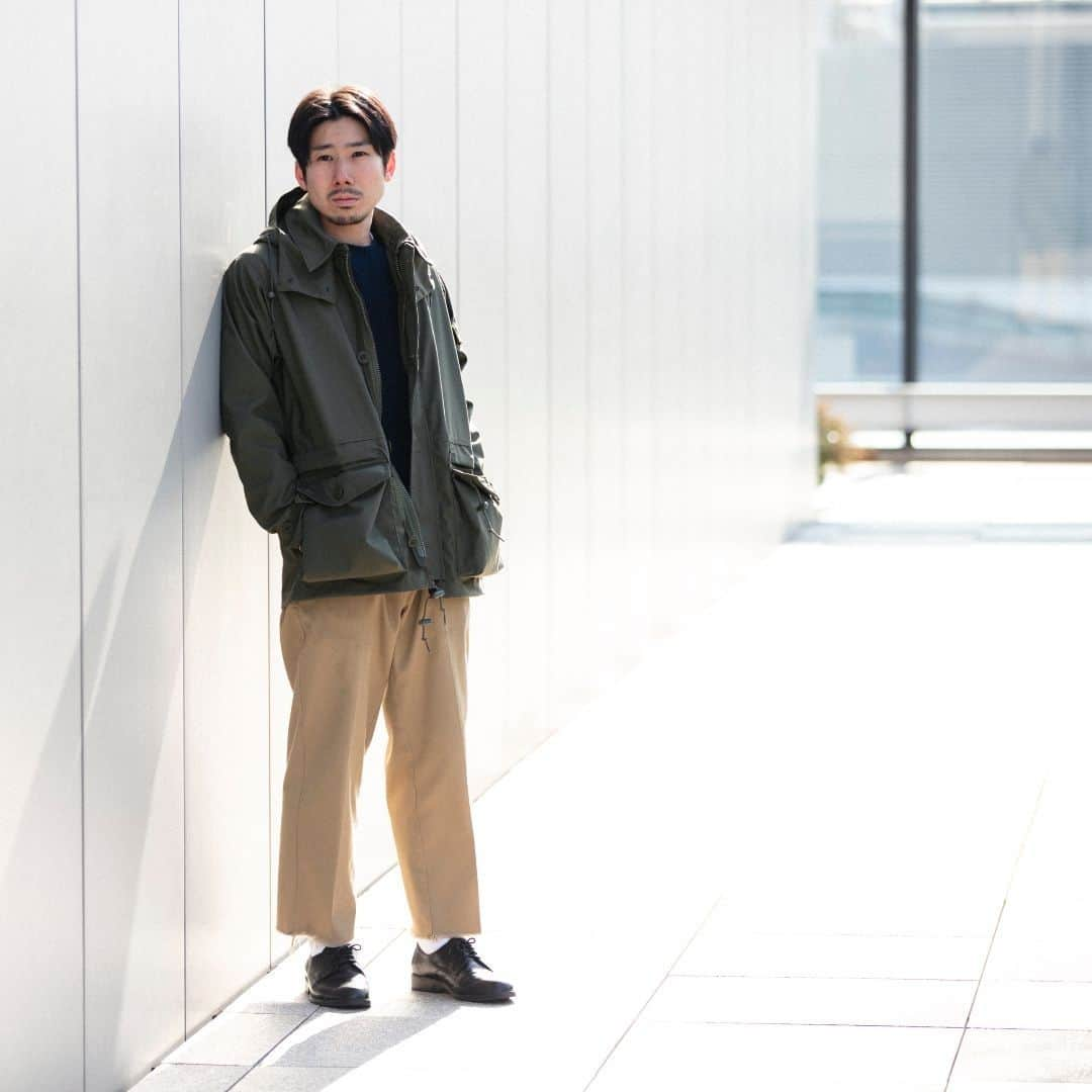 Barbour Japanさんのインスタグラム写真 - (Barbour JapanInstagram)「@engineered_garments_tokyo とのコラボモデル「WASHED UPLAND CASUAL」を着用したコーディネート。  製品洗い加工によるヴィンテージのような風合いと、軽快なつくりが特徴のモデル。  カジュアルはもちろん、ブレザーなどのプレッピーなアイテムとの相性も良く、幅広いコーディネートで着用頂けます。  #BarbourEngineeredGarments #BarbourWayOfLife」6月12日 12時00分 - barbourjapan