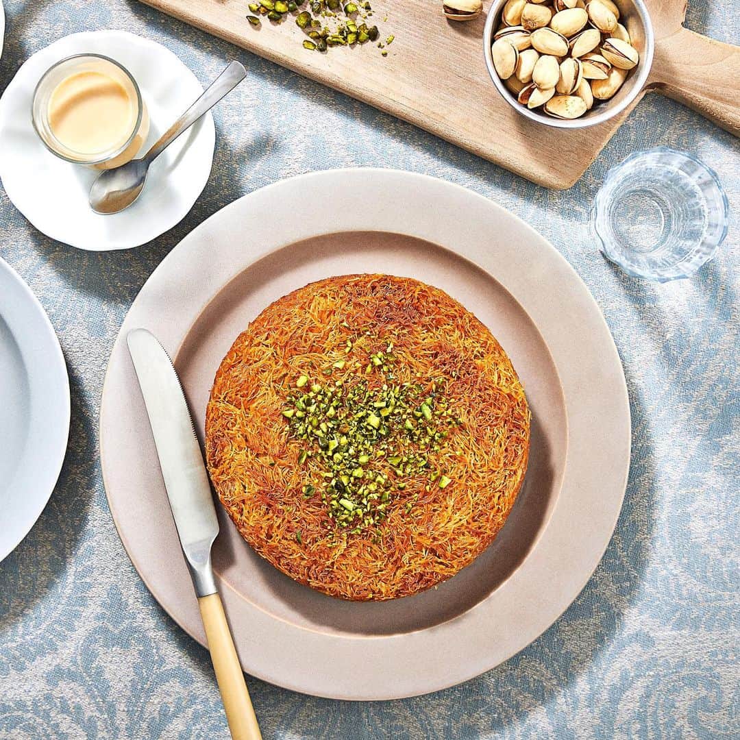 Panasonic Cooking（パナソニッククッキング）さんのインスタグラム写真 - (Panasonic Cooking（パナソニッククッキング）Instagram)「トルコの伝統的スイーツ「キュネフェ」を家庭でもかんたんにできるアレンジでご紹介。 料理にも使われる、小麦粉からできた細かい麺状の「カダイフ」の中に チーズを挟んで焼き上げ、甘いシロップをかけたお菓子。 トルコ流にチャイ（紅茶）と一緒に召し上がれ。 ----------------------------------------- 【トルコの伝統スイーツ 　キュネフェ】 ■材料（15cm丸型） カダイフ　200g 溶かしバター　120g モッツァレラチーズ　150g A ：砂糖　100g A ：水　100g A ：レモン汁　少々 ■作り方 【1】Aを火にかけ、10分ほど煮詰めておく。 【2】カダイフを2cm長さにカットし、溶かしたバターと混ぜ合わせる。 【3】油（分量外）を塗った型に【2】の半量を敷き詰める。全体にモッツァレラチーズを散らし、その上に残りの【2】を広げのせる。 【4】180℃に予熱したオーブンで40分ほど焼く。 【5】取り出した【4】に【1】を流し入れ、さらに20分ほど焼く。 ----------------------------------------- 【このレシピで使用した商品】 スチームオーブンレンジ ビストロ NE-BS2700/NE-CBS2700 ※商品の取扱い詳細は、付属の説明書をご覧ください。  #キュネフェ #künefe #トルコ #trukey #turkishfood #homecooking #クッキングラム #料理好きな人と繋がりたい #おうちスイーツ#お菓子作り #レシピ  #手作りスイーツ #レンジ調理 #オーブンレンジ #世界の料理 #travelfoodie #パナソニッククッキング #panasonic_cooking #panasoniccooking #パナソニック #panasonic」6月12日 12時00分 - panasonic_cooking
