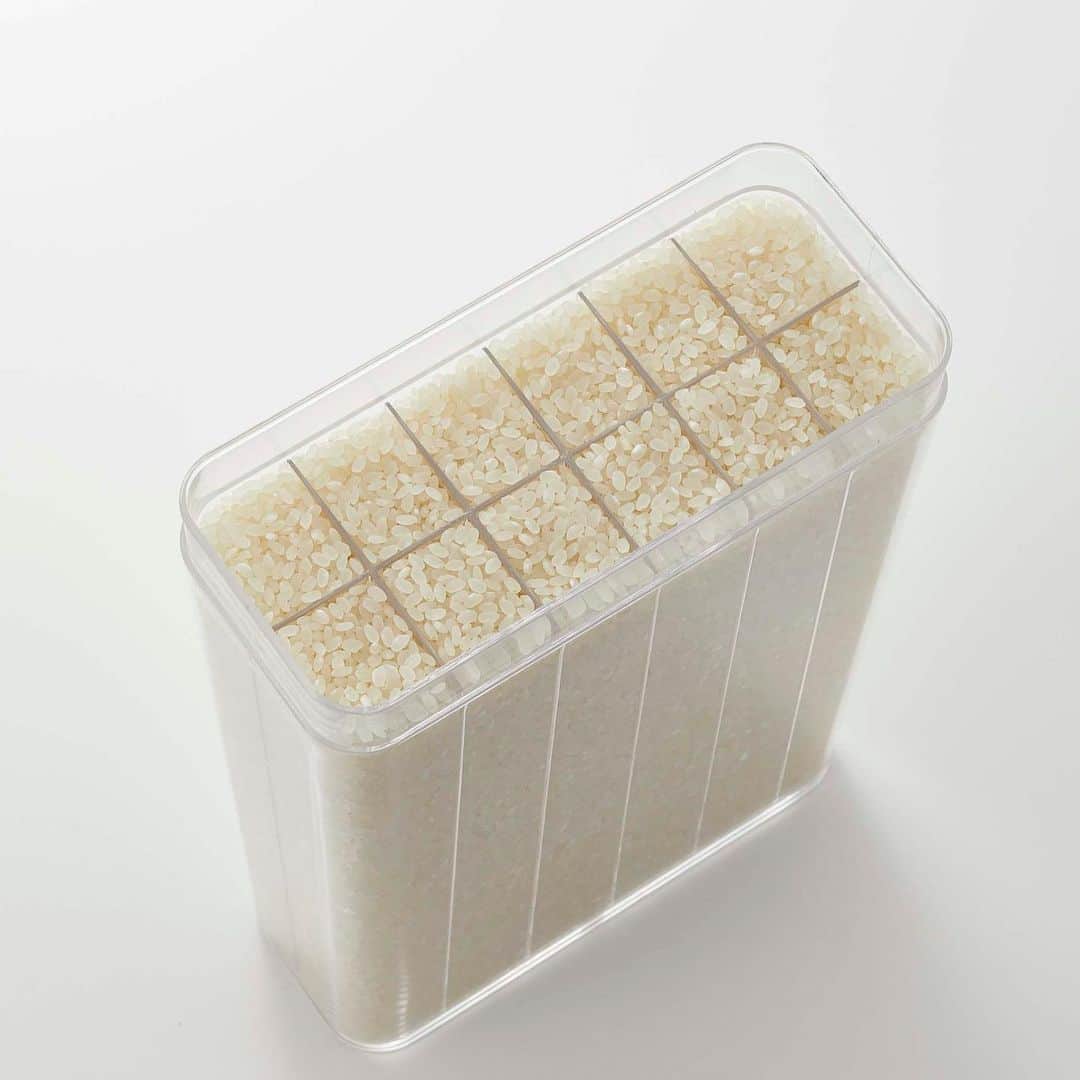 yamazaki_japanさんのインスタグラム写真 - (yamazaki_japanInstagram)「本日は計量カップ不要の画期的な米びつ「1合分別 冷蔵庫用 米びつ タワー」のご紹介です。 . お米の鮮度を保つために冷蔵庫で収納されている方にオススメ！計量する手間をはぶいて時短できる計量カップ不要の便利なアイテムです。 . 冷蔵庫で保管するのに適したスマートなサイズで、冷蔵庫のドアポケットや野菜室にスッキリ収納できます。横に倒してもOK大丈夫なので冷蔵庫の棚に倒しての収納もOK◎ . セットは簡単。蓋をはずして仕切り板がセットされた容器に上からお米を注ぐだけ。仕切り板スレスレで平に慣らしながらまんべんなく入れればOK。あとは蓋を戻すだけ。 . 容器は仕切り板で1合ずつ(普通米)仕切られていて、キャップがスライドで1部屋ごとに開くので、使いたい合数分キャップをスライドさせてザーッと入れるだけ。使うたびに計量カップで測る必要もなく、お料理の時短にもなります。 これ1つでたっぷり約12合分のお米を収納することが出来ます。 . 分解する事ができるのでお手入れも楽々。すっきりと洗って清潔に保つことができます。 . --------------------------------- 山崎実業のコラムサイト「Simple Life Lab.」も運営中◎ 暮らしのアイデアや、漫画ヤマクマちゃんなど様々なコンテンツが掲載されています。 是非ご覧ください。 https://www.yamajitsu.co.jp/lab/ --------------------------------- . ■SIZE：約W18.5×D8.5×H24.5cm ■容量：約2L（お米 約1.8kg） #home#tower#米びつ#分別米びつ#まちかど情報室#1合#1合分別#時短#画期的#冷蔵庫収納#暮らし#丁寧な暮らし#シンプルライフ#おうち#北欧雑貨#北欧インテリア#シンプル#モダン#便利#おしゃれ #雑貨 #yamazaki #山崎実業」6月12日 12時01分 - yamazaki.home.channel