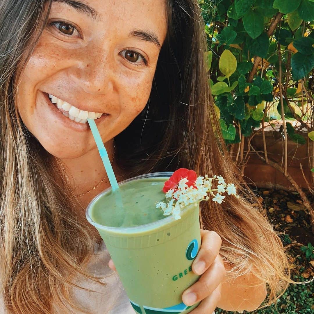 アリッサ ウーテンのインスタグラム：「Started my day with a homemade green mango smoothie with local ingredients! Quick, easy, healthy, and holds me over to lunch! Most of all yummy 💚 Love supporting local and @foodlandhi is where I can get all my fresh ingredients! #ad #HDOAEatlocal #eatlocaltoday」