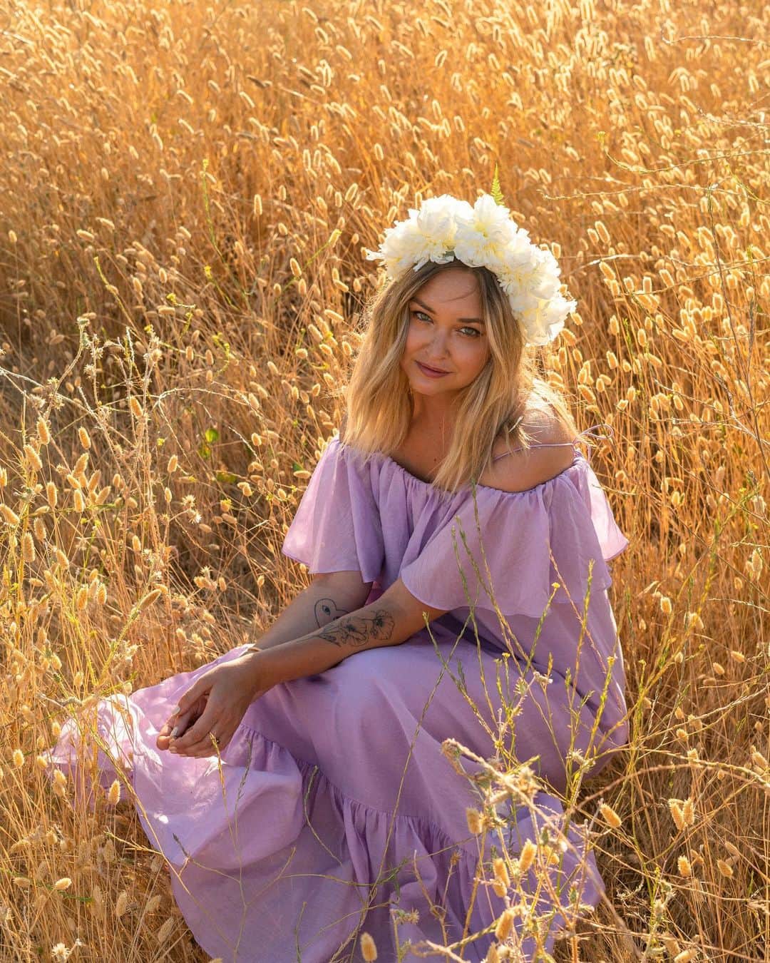 リズ・チェルカソワのインスタグラム：「Sometimes you just have to put on a flower crown and go frolic in a field at golden hour. 🖤🖤🖤 The last 2 weeks have been an exercise in listening, learning, and reflecting. Time for me to talk less and do more. 🖤🖤🖤」