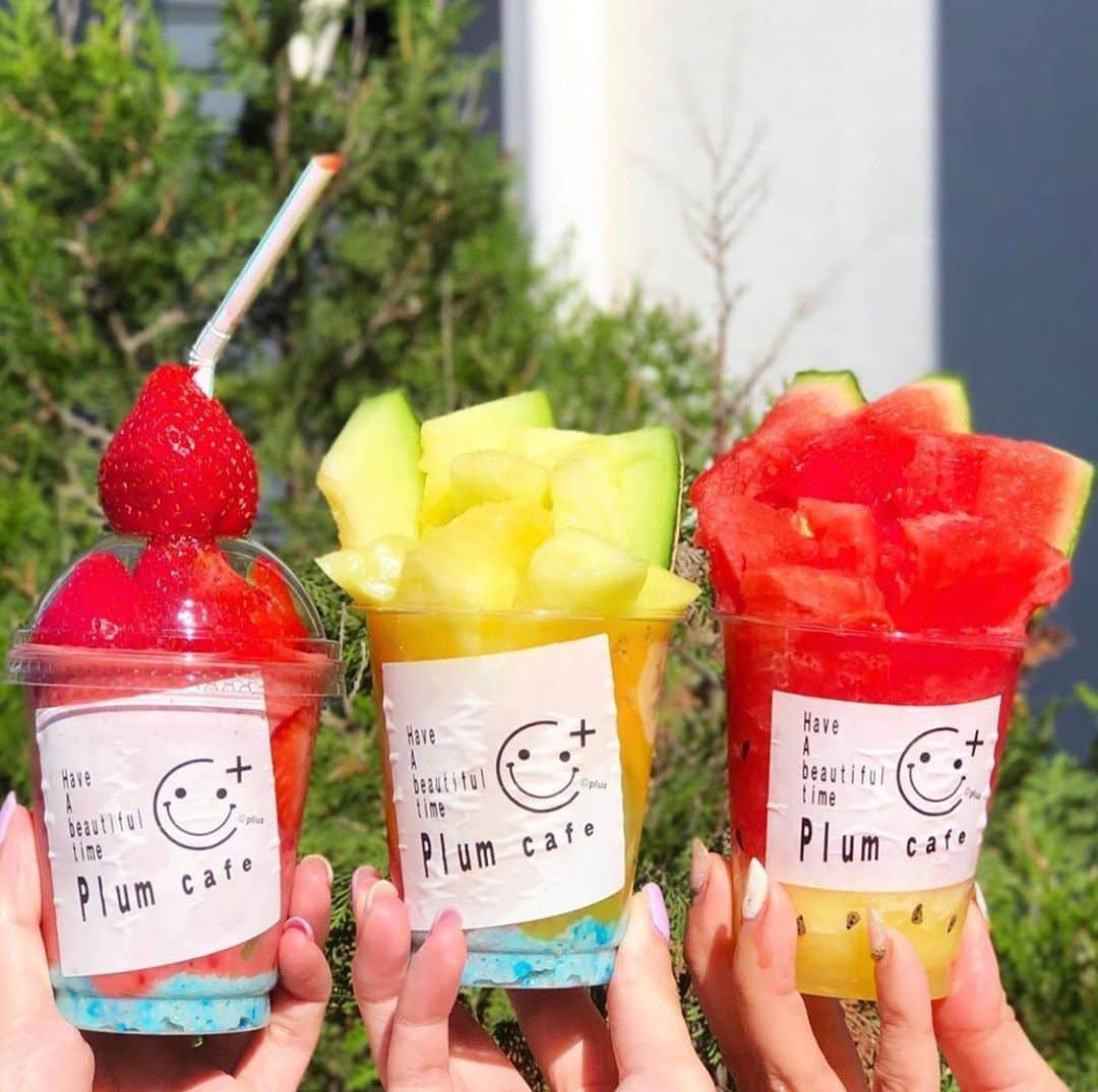 RETRIP<リトリップ>グルメのインスタグラム：「【RETRIP×大阪】 こちらは大阪にある「Plumcafe C＋（プラムカフェシープラス）」です。土日のみ営業のテイクアウトスムージーのお店🍹見た目もとってもキュートなドリンクですよ。これからの季節、冷たいドリンクが飲みたくなりますね。 . RETRIPでは「おでかけ」に関する様々な情報を発信しています。ぜひ他のアカウントもチェックしてください！ . @retrip_nagoya_ 名古屋の話題のカフェを紹介 @retrip_osaka_ 大阪のおでかけグルメスポットを紹介 @retrip_kyoto_ 京都のおでかけスポットを紹介 @retrip_fukuoka_ 福岡のおでかけグルメスポットを紹介 @retrip_hokkaido_ 北海道のおでかけスポットを紹介 @retrip_korea_ 韓国の話題のカフェを紹介 @retrip_news 最新のおでかけ情報を紹介 @retrip_nippon 日本の絶景を紹介 @retrip_global 海外の絶景を紹介 @retrip_gourmet 全国の話題のスイーツを紹介 @retrip_dinner 全国の話題のごはんを紹介 @retrip_cafe 全国のおしゃれなカフェを紹介 . ▼RETRIP[リトリップ]のアプリは AppStore、GooglePlay「リトリップ」で検索！ プロフィールのURLからもダウンロードできます。 . photo by  @dontmok . . #retrip #retrip_rh #plumcafecplus #スイカ #大阪カフェ #カフェ好きな人と繋がりたい #スイーツ好き #スイーツ好きな人と繋がりたい #スイーツ好きな人とつながりたい #グルメ好きな人と繋がりたい #グルメ好き #グルメ好きと繋がりたい #スイーツ部 #カフェ部」