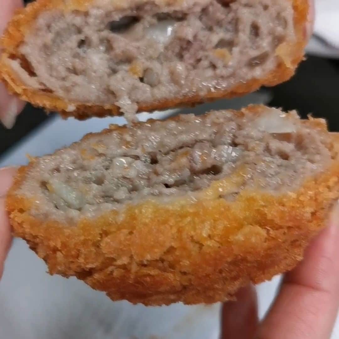 のインスタグラム：「お昼ご飯は何ですか？？≧[ﾟ▽ﾟ]≦ 当店で取り扱いの【二層のふっくら肉厚メンチカツ】 さっくり動画です🎵  揚げたてがやっぱり美味しいですね✨  #甲羅組#メンチカツ#二層のふっくら肉厚メンチカツ#関孫六#揚げたて#楽天グルメ#お取り寄せグルメ#お肉」