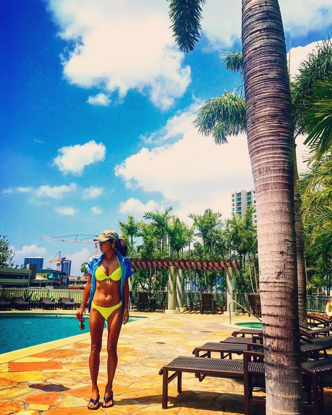 彩海のインスタグラム：「. . ちょっと疲れたのでハワイ行ってきます〜って言えるのは来年夏頃からだろうか😇 . . 世界的にはパンデミック最高潮で 第二波がイランやインドなどにきてて 日本も備えないとね… . . . . にしても、この写真 ぽっちゃりしてるよなぁ…笑 . . . . . #海外いけないから海外の写真アプ  #海外行けなくて自己投資しがち #自己投資か海外旅行か #ウィズコロナ  #bikini#bikinigirl #bikinistyle #tbfriday」