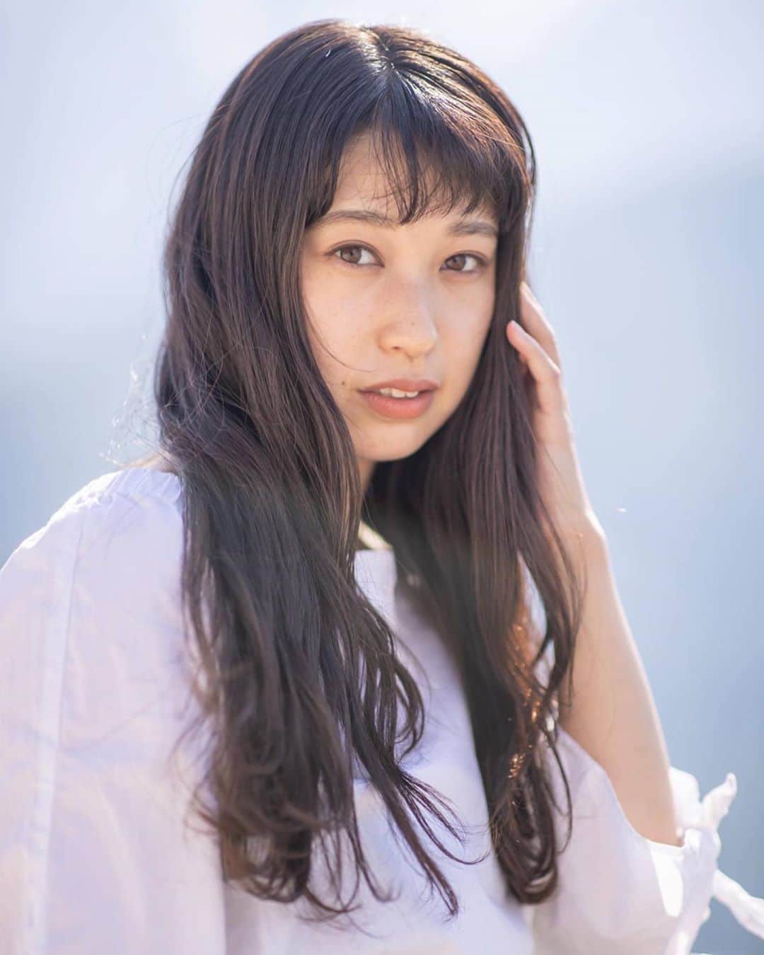 岩本憧子のインスタグラム：「. 先日の撮影で撮って頂いた写真📷✨ . 白馬の素晴らしいロケーションと自然の中での撮影で凄く楽しかった💕 . ひとりずつのポートレート撮影では、 これまであまりした事のない表情を引き出してくれて新鮮でした🥰 . @jun_yamagishi_  さん ありがとうございました🙇‍♀️✨ . @goat.outdoorcrew . . #白馬　#hakuba #自然　#アウトドア #撮影　#ポートレート撮影」