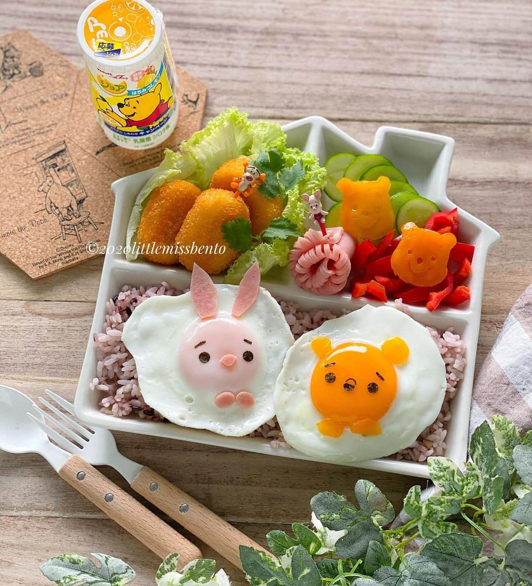 Little Miss Bento・Shirley シャリーさんのインスタグラム写真 - (Little Miss Bento・Shirley シャリーInstagram)「I love this lunch I made!!! Pooh and piglet has joined me today. It’s really very cool how when you cooked the sunny side up a little more, it turns slightly “pinkish”  Inspiration is from @etn.co_mamさん、キャラたまごのアイデアが本当に素晴らしいですね。ありがとうございます꒰ ♡´∀`♡ ꒱ #littlemissbento #kawaiibread #foodart #foodartist #edibleart #cutefood #kawaiifood #キャラ弁 #可愛い弁当 #クマのプーさん #プーさん #キャラたまご」6月12日 12時15分 - littlemissbento