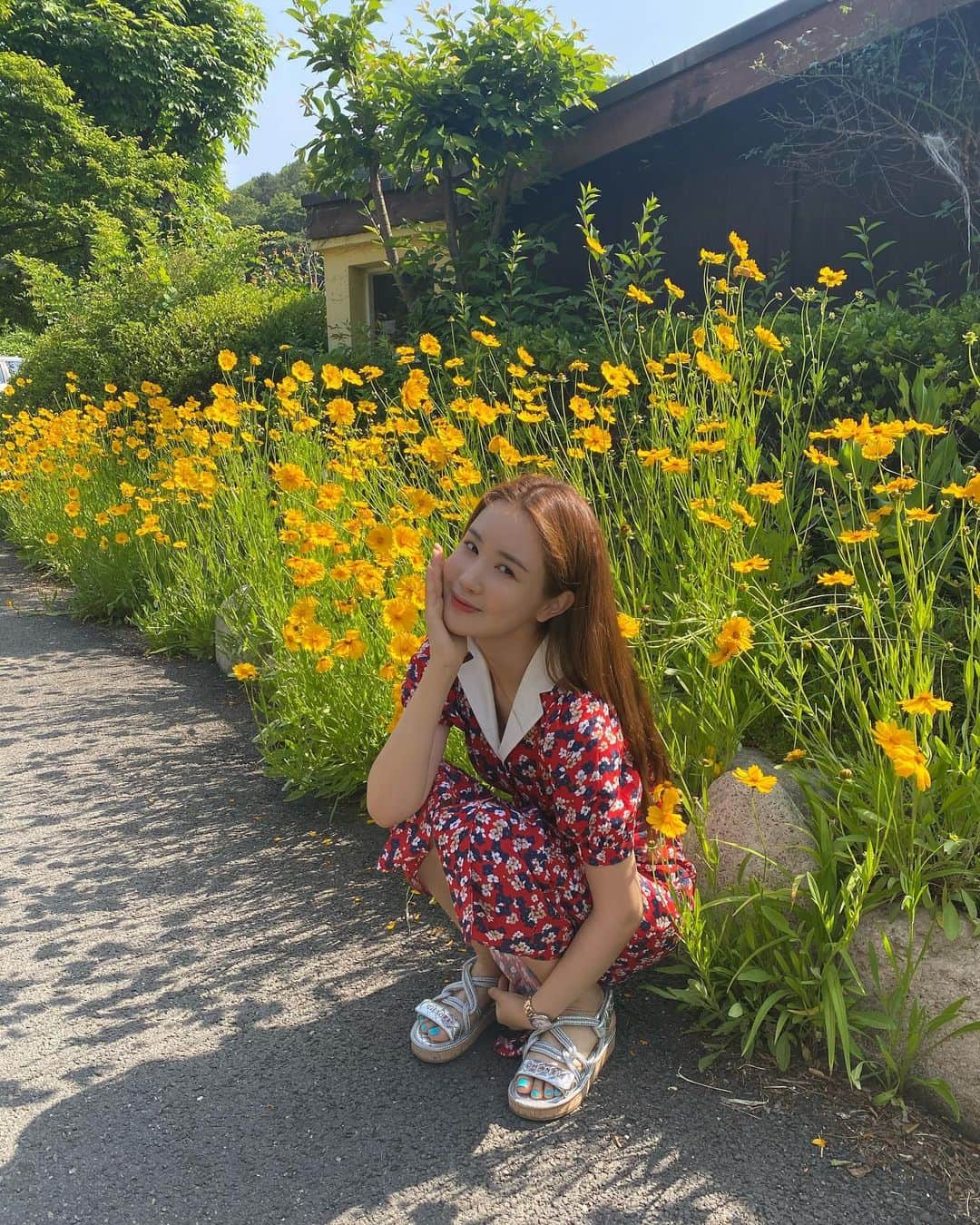 イ・ダヘのインスタグラム：「꽃앞에서 이쁜척 하다 망... 심지어 옷도 꽃무늬.. #굴욕샷 #삼촌네집 #이쁨 #바베큐 #고기탐주의」